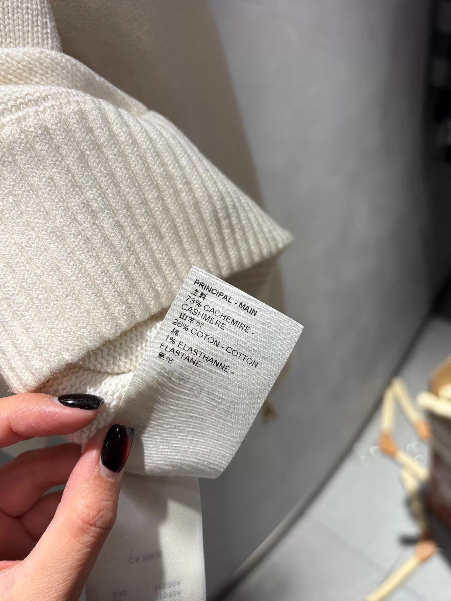 Louis Vuitton LV cream knit sweater with logo cuffs deadstock XXS Size XXS / US 00 / IT 34 - 7 Thumbnail