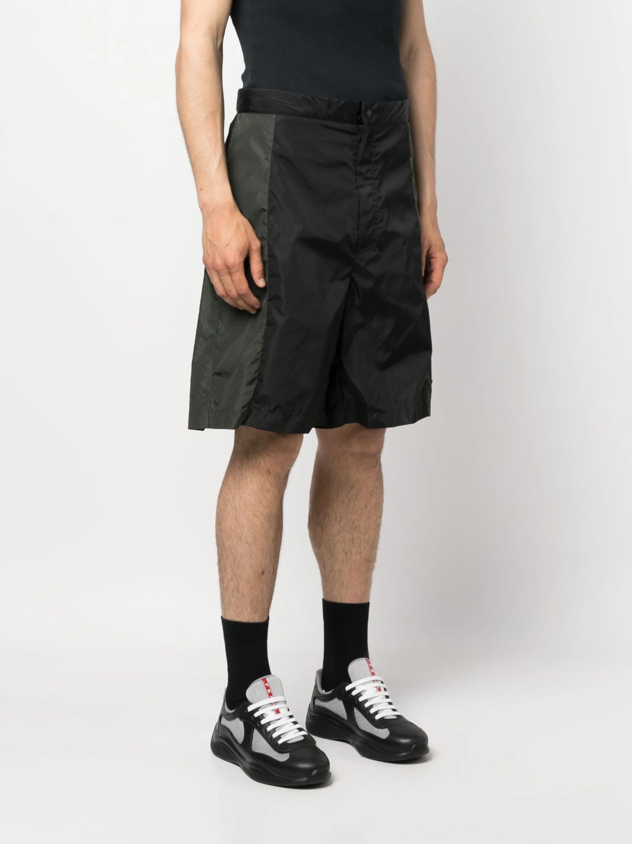 Moncler o1y0225 Short in Black/Green Size US 32 / EU 48 - 2 Thumbnail