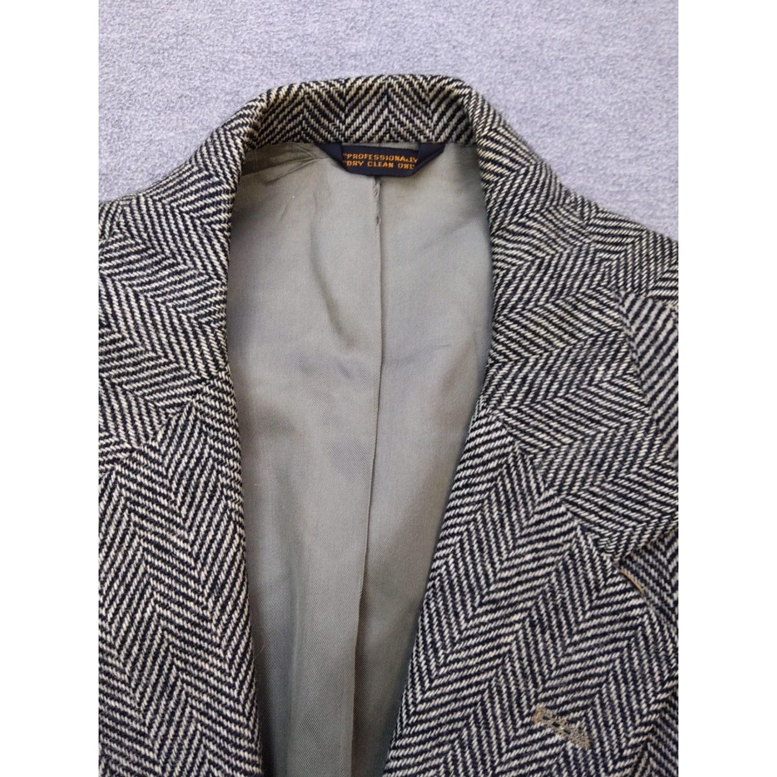 Vintage VINTAGE Garrison Park Grey Wool Tweed Herringbone 2 Button Notch Lapel Single-Breasted Sport Coat Men 42 Regular Size US XS / EU 42 / 0 - 5 Thumbnail