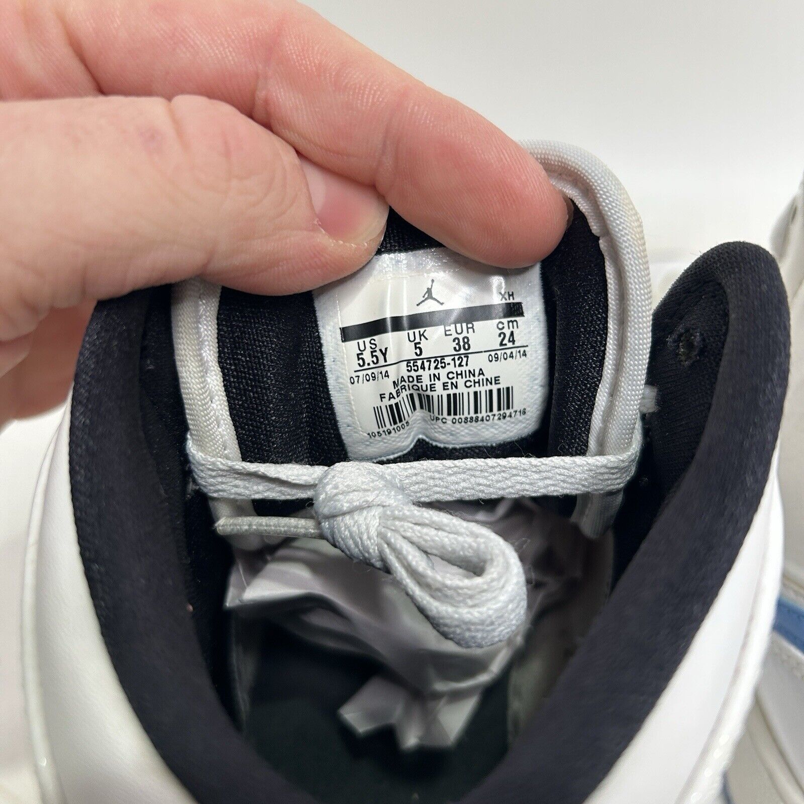 Jordan Brand Nike Shoes Air Jordan 1 Retro Mid GS “Legend Blue/UNC" 2024 Size US 7 / IT 37 - 8 Thumbnail