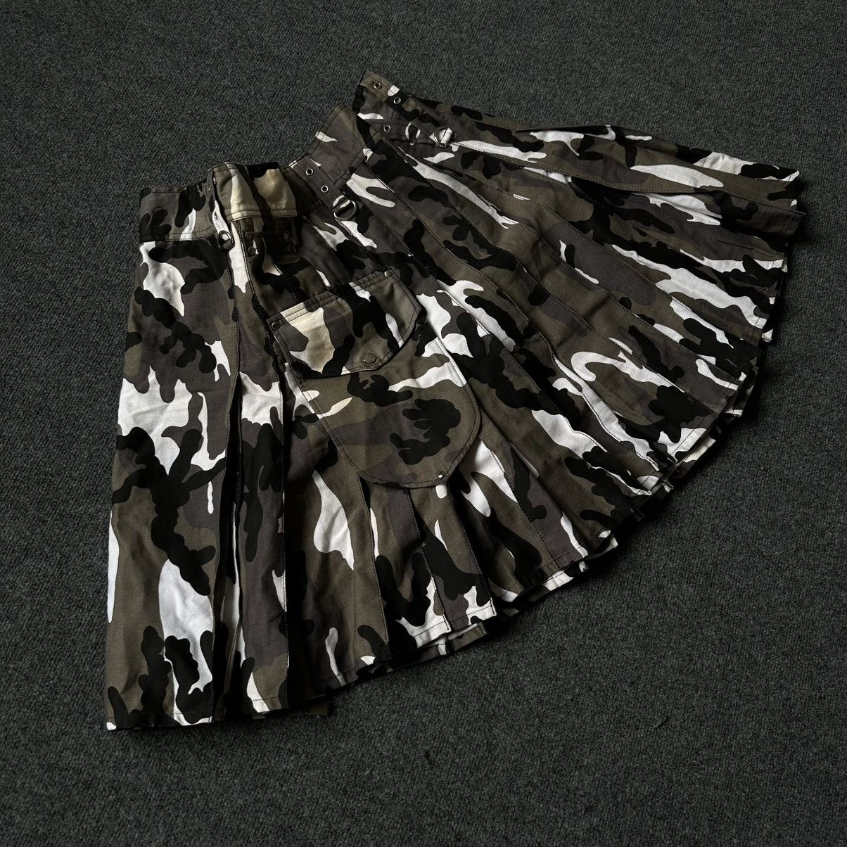 Le Grande Bleu (L.G.B.) VTG Women’s Midi Skirt Camo Military Pop Punk Gothic Size 32" / US 10 / IT 46 - 1 Thumbnail