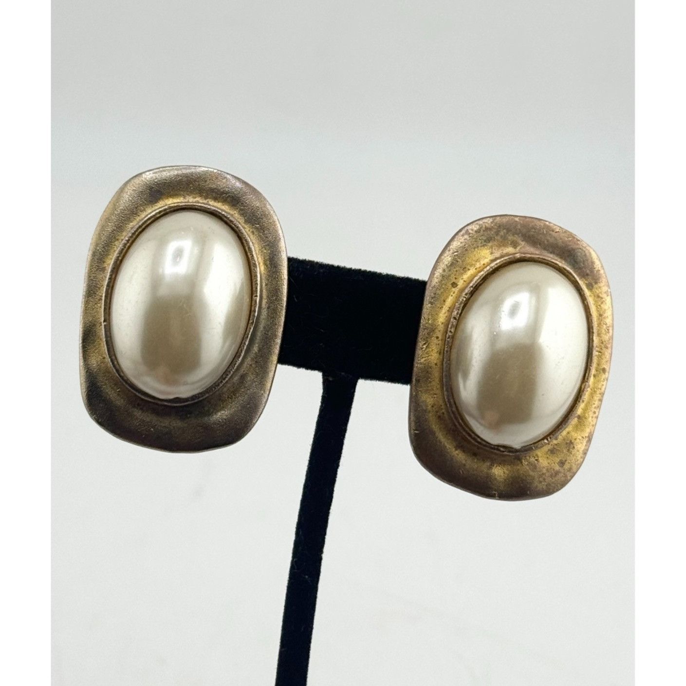 Vintage Vintage faux pearl clip on earrings Size ONE SIZE - 1 Thumbnail