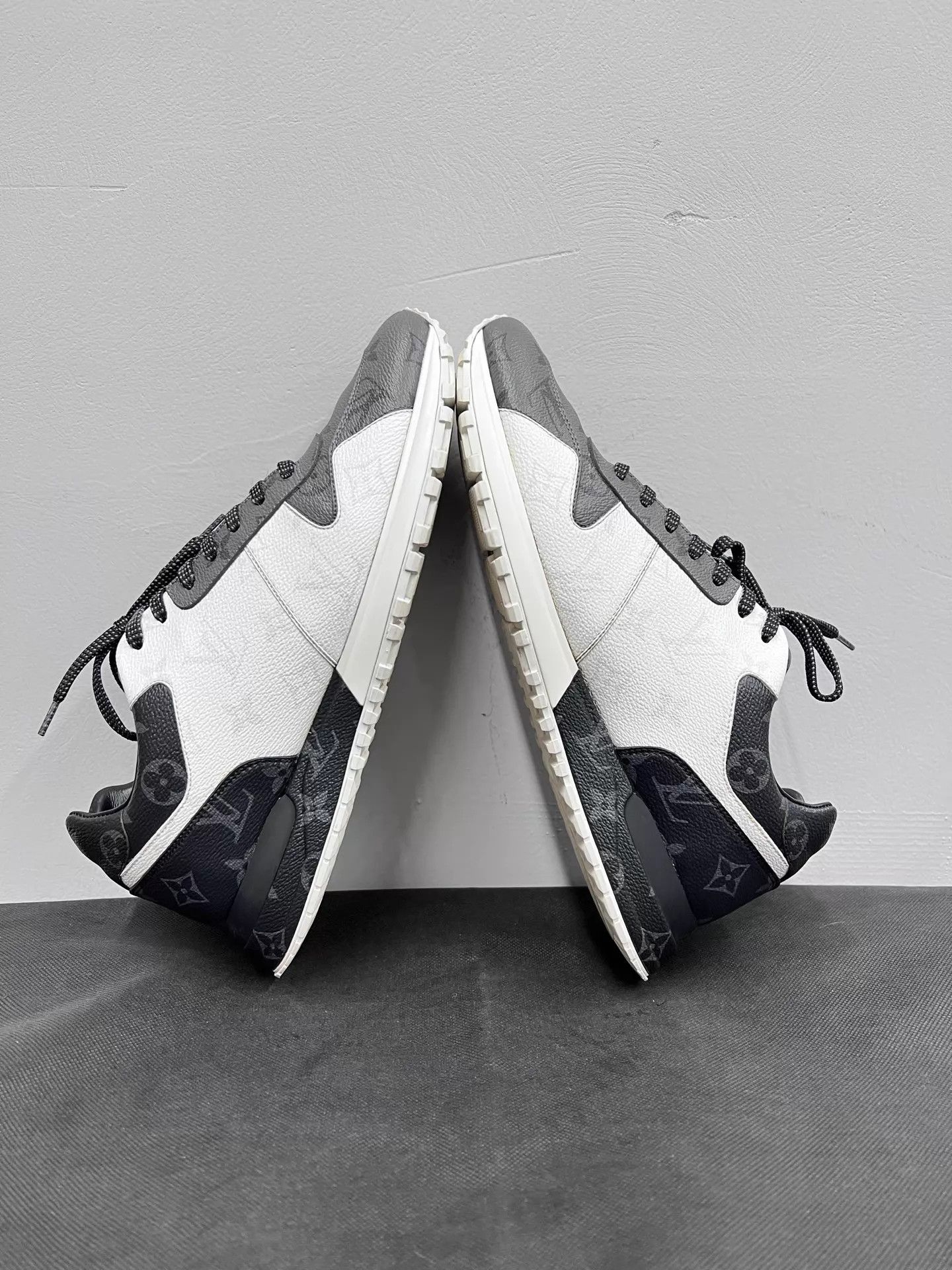 Louis Vuitton Lv Run Away white/gray mono trainers 7.5/41.5 vgc Size US 8.5 / EU 41-42 - 6 Thumbnail