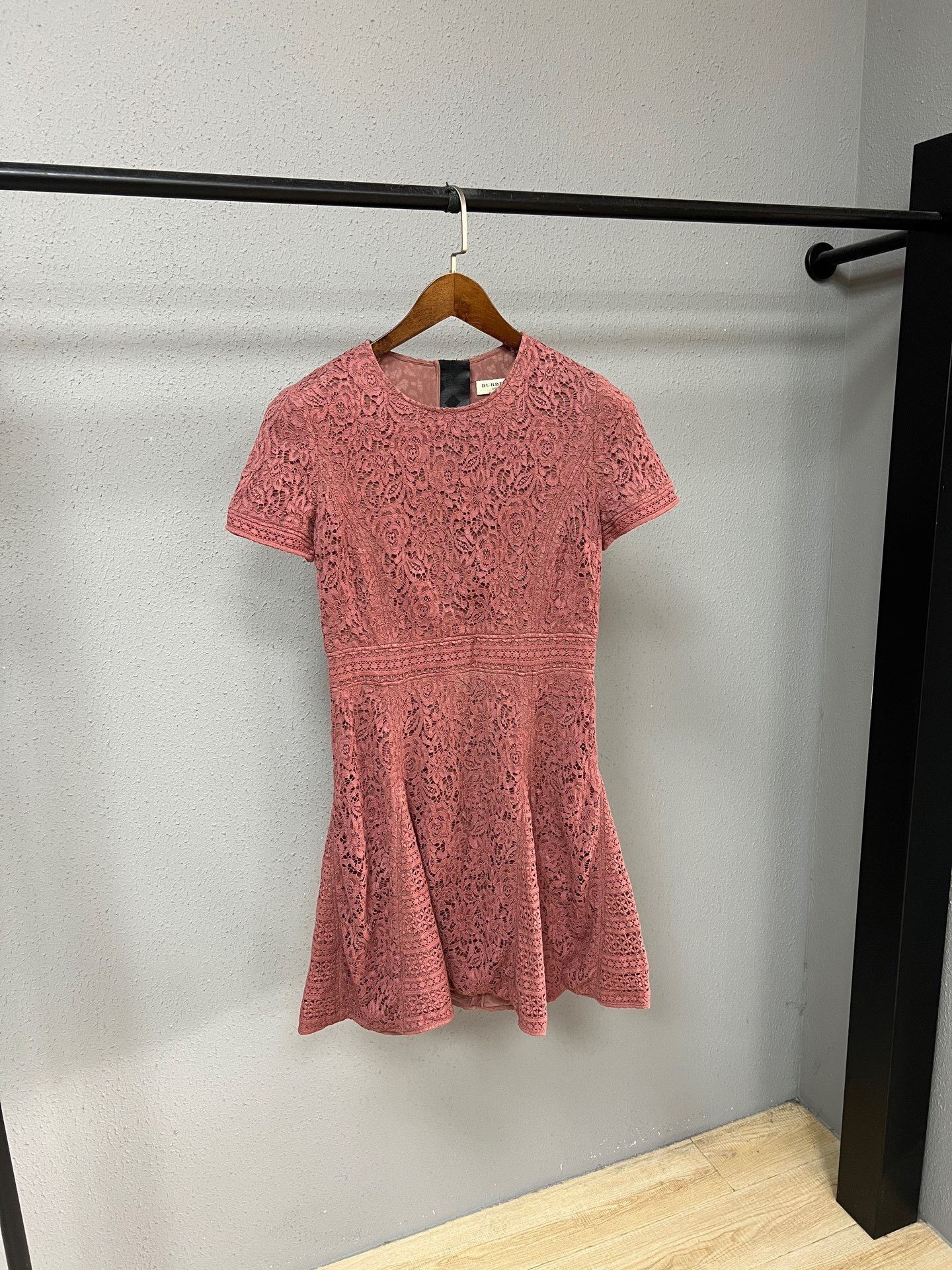 Burberry Burberry T-Shirt S Women Size S / US 4 / IT 40 - 1 Thumbnail