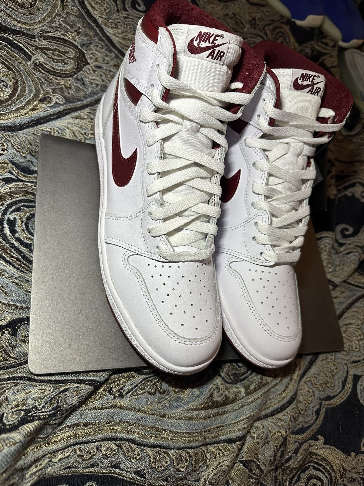 Jordan Brand Air Jordan 1 Metallic Burgundy Size 10.5 Size US 10.5 / EU 43-44 - 2 Thumbnail