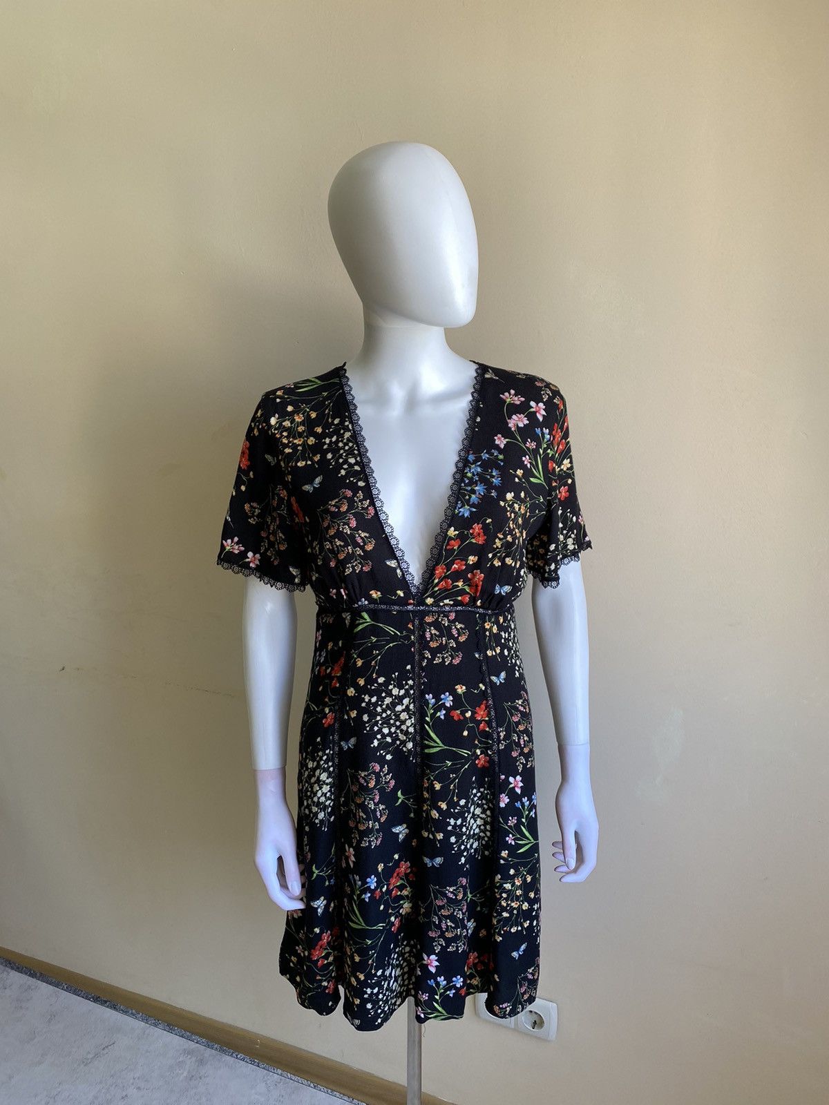 Alice + Olivia Alice + Olivia Black Floral Short Sleeve V-Neck Mini Dress Size S / US 4 / IT 40 - 2 Thumbnail