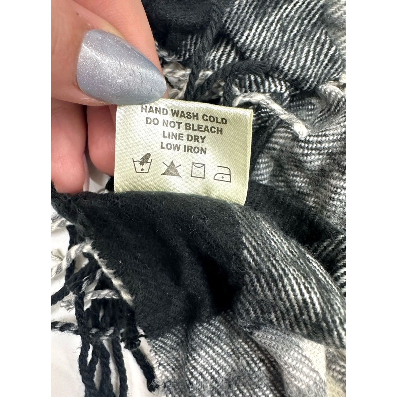 Vintage Unbranded Womens Scarf One Size Black Gray Plaid Acrylic Fringe Soft Size ONE SIZE - 5 Thumbnail