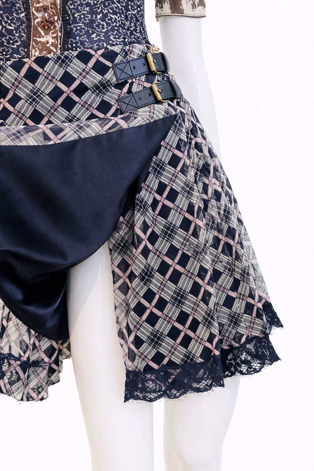 John Galliano John Galliano Plaid Silk Tartan Mini Skirt Size 27" / US 4 / IT 40 - 3 Thumbnail