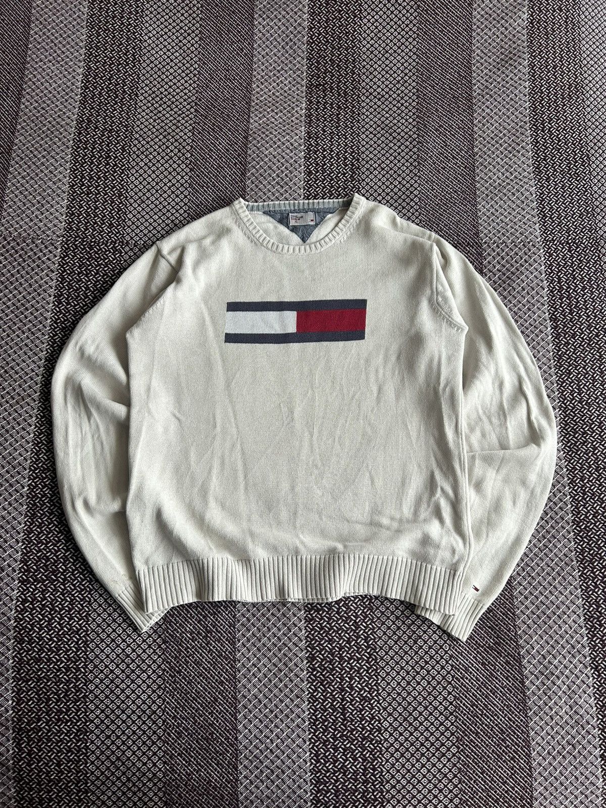 Tommy Hilfiger Vintage Tommy Hilfiger Denim Big Logo Heavy Sweater Size XL Size US XL / EU 56 / 4 - 1 Thumbnail