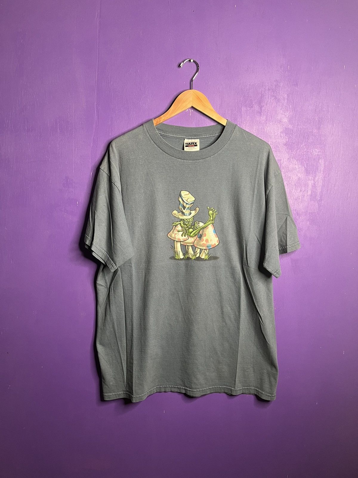 Vintage Vintage 90s Alien mushroom faded t-shirt Size US XL / EU 56 / 4 - 1 Thumbnail