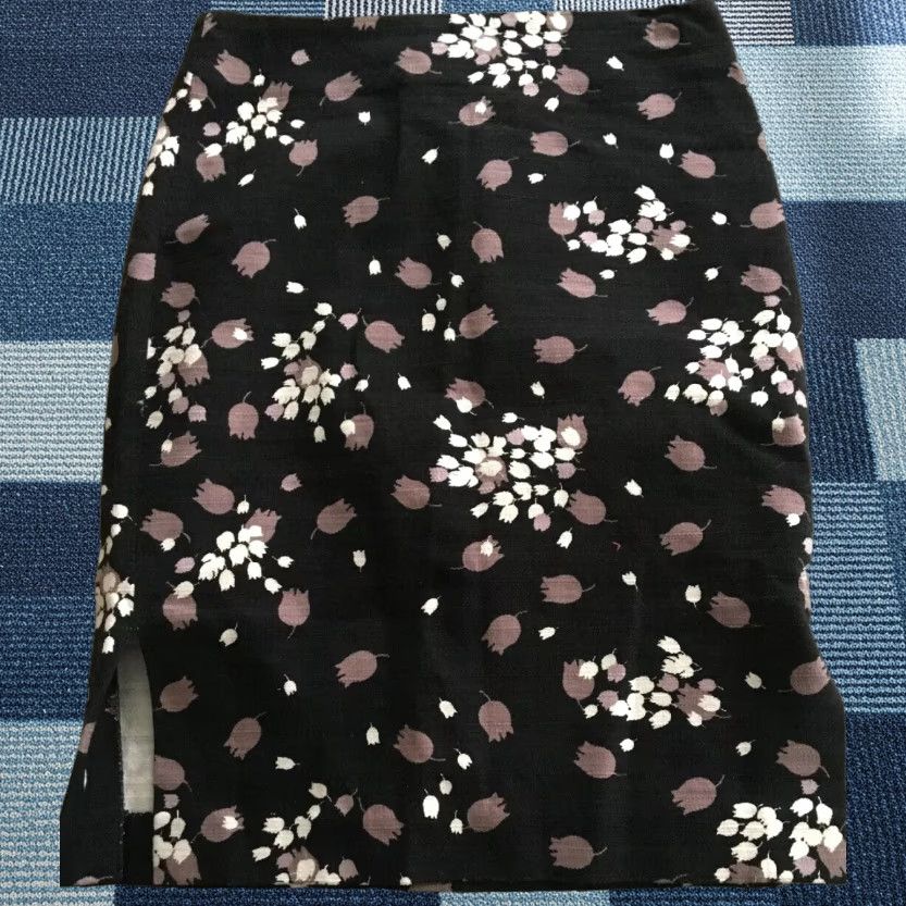 Ann Taylor Ann Taylor LOFT Outlet Floral Skirt Sz 2 Black White Gray Multicolor Side Slit Womens Size 26" / US 2 / IT 38 - 1 Thumbnail