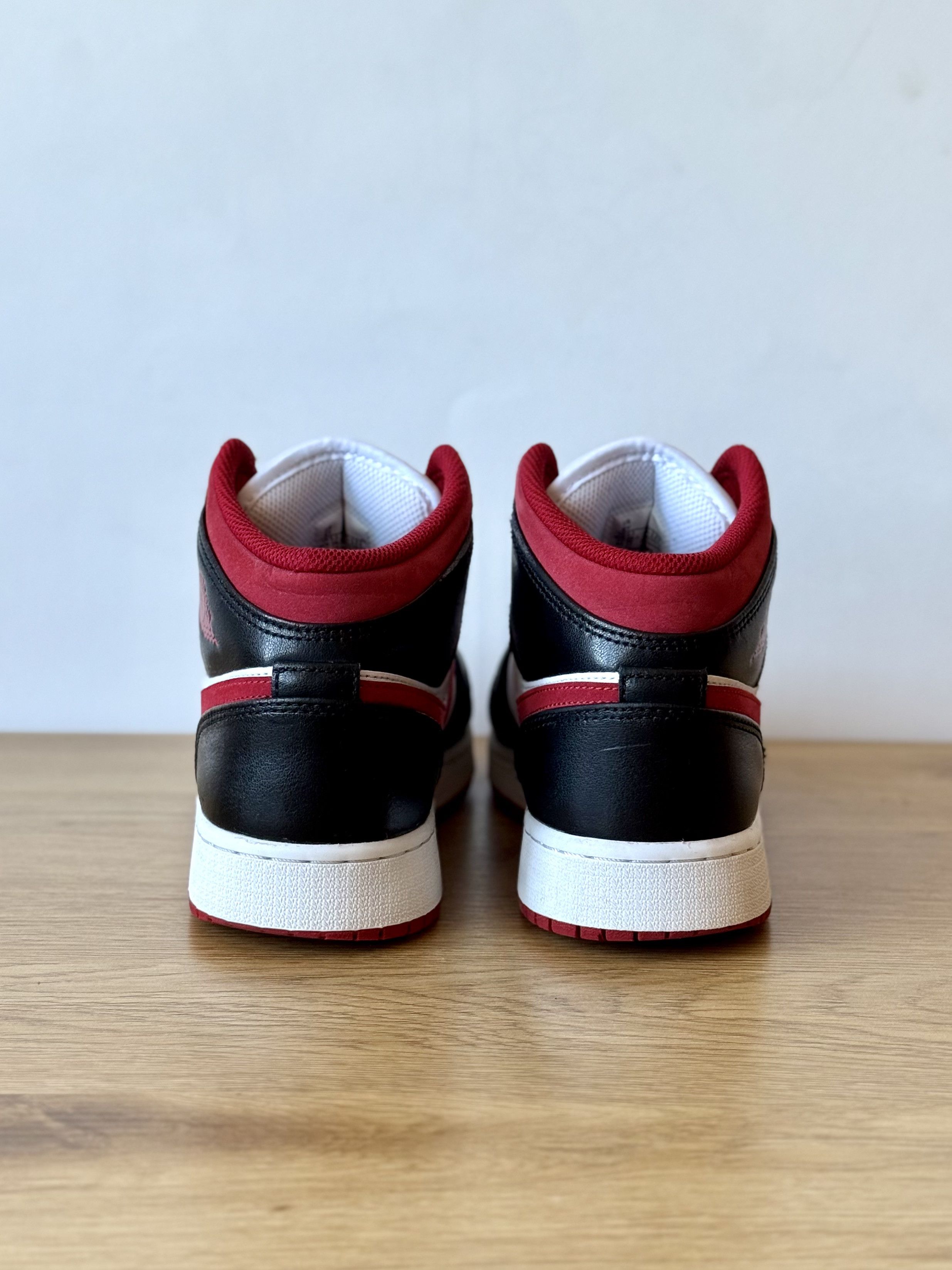 Jordan Brand Air Jordan 1 Mid GS Gym Red Black US7.5 Size US 7.5 / IT 37.5 - 4 Thumbnail