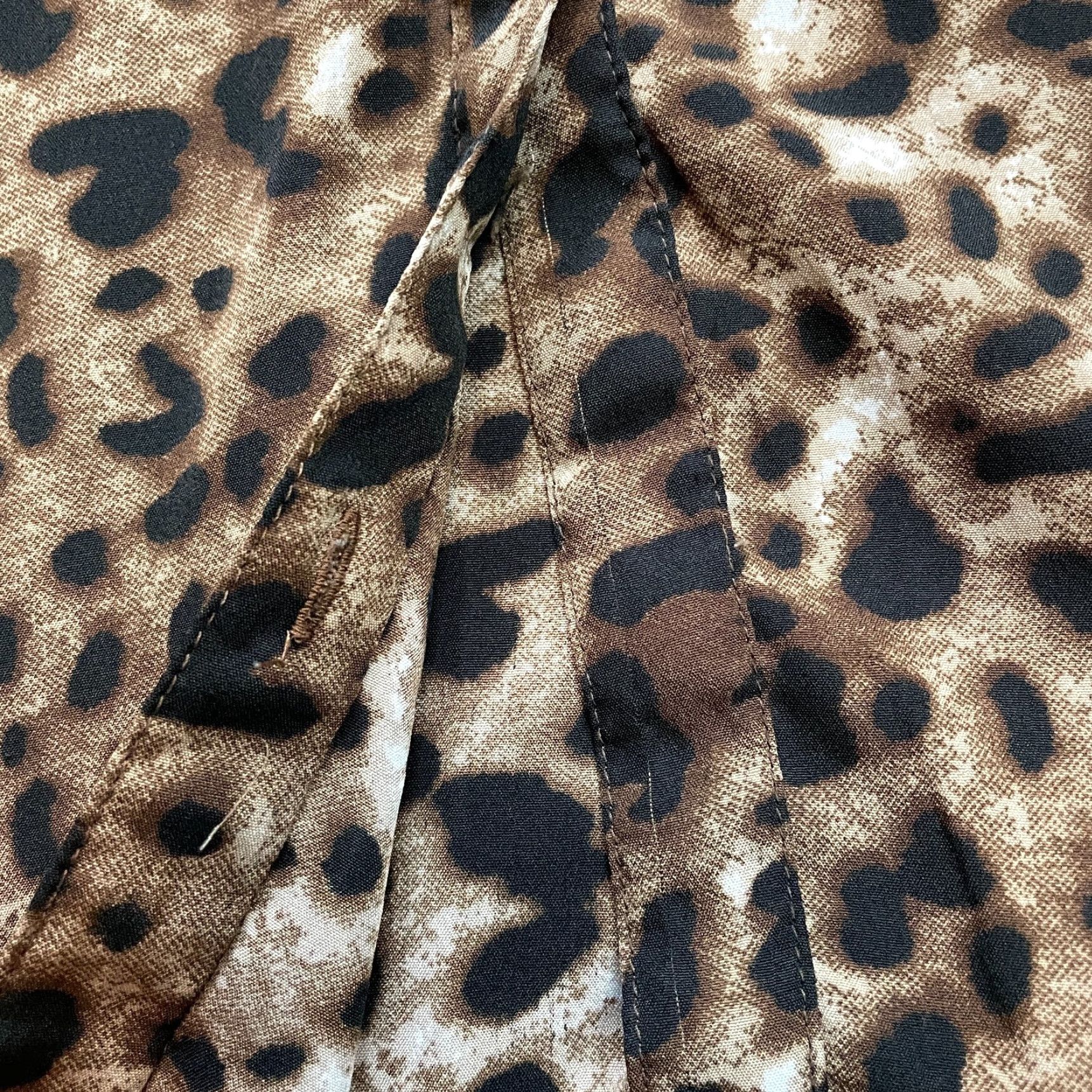 Vintage Jennifer & Grace Leopard Print Button Up Shirt Womens M Medium Long Sleeve V-Neck Pockets Size M / US 6-8 / IT 42-44 - 2 Thumbnail