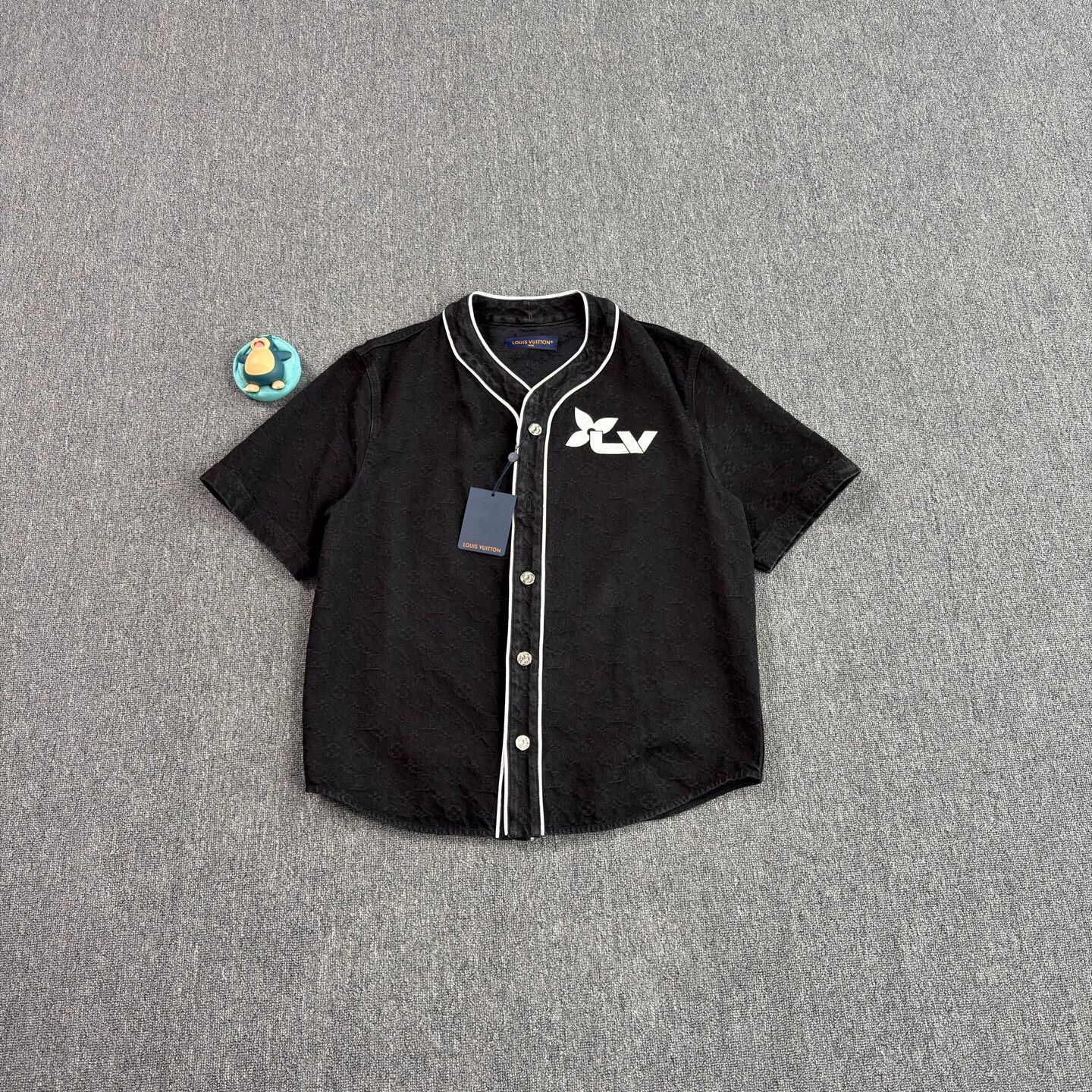 Louis Vuitton LV monogram black short-sleeve M like new Size US M / EU 48-50 / 2 - 1 Thumbnail