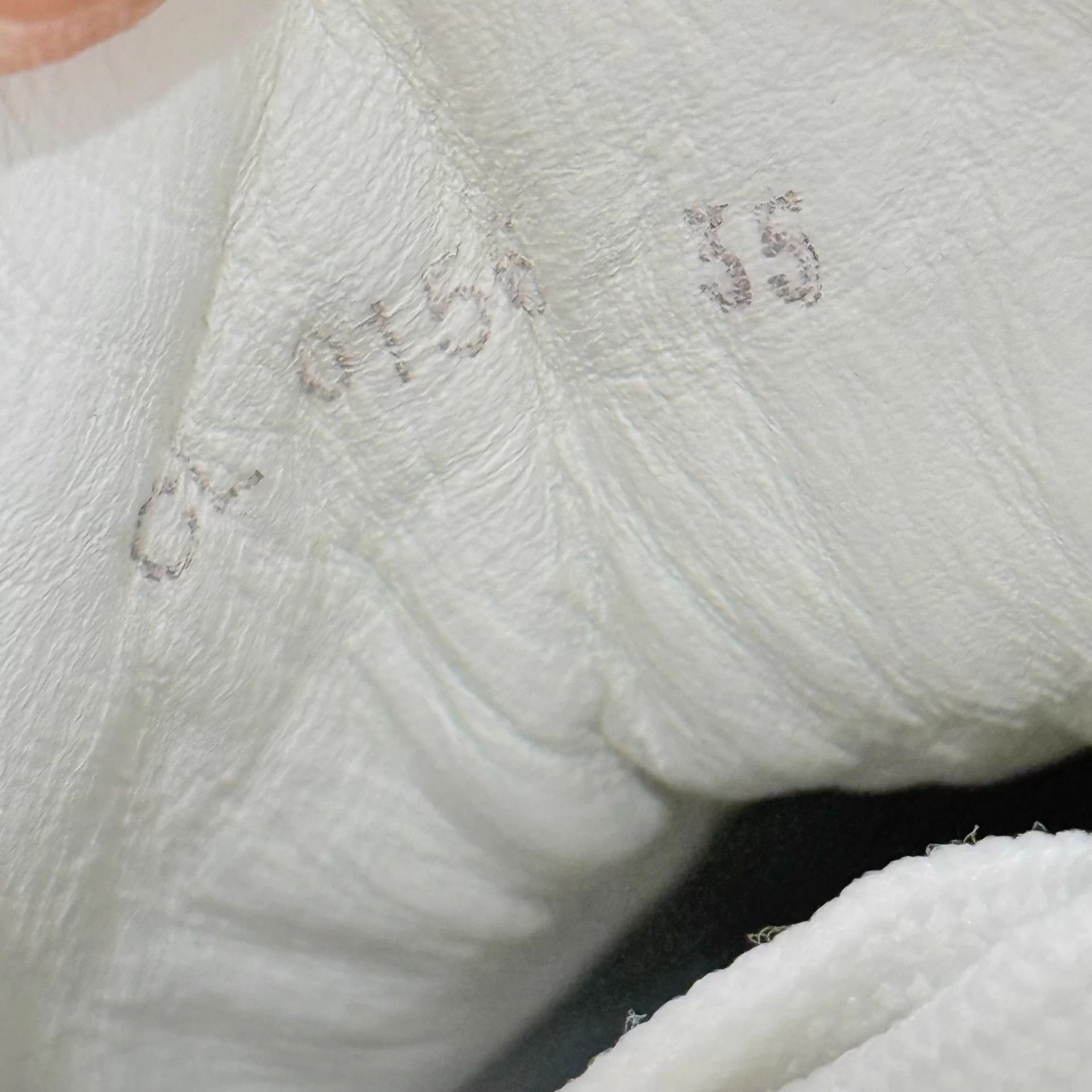 Louis Vuitton LV white monogram lace-up sneakers 35 EU Size US 4 / IT 34 - 4 Thumbnail