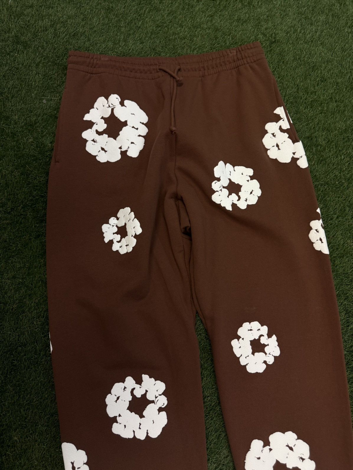 DENIM TEARS Denim Tears Cotton Wreath Sweatpants Size L (NEW) Size US 33 - 5 Thumbnail