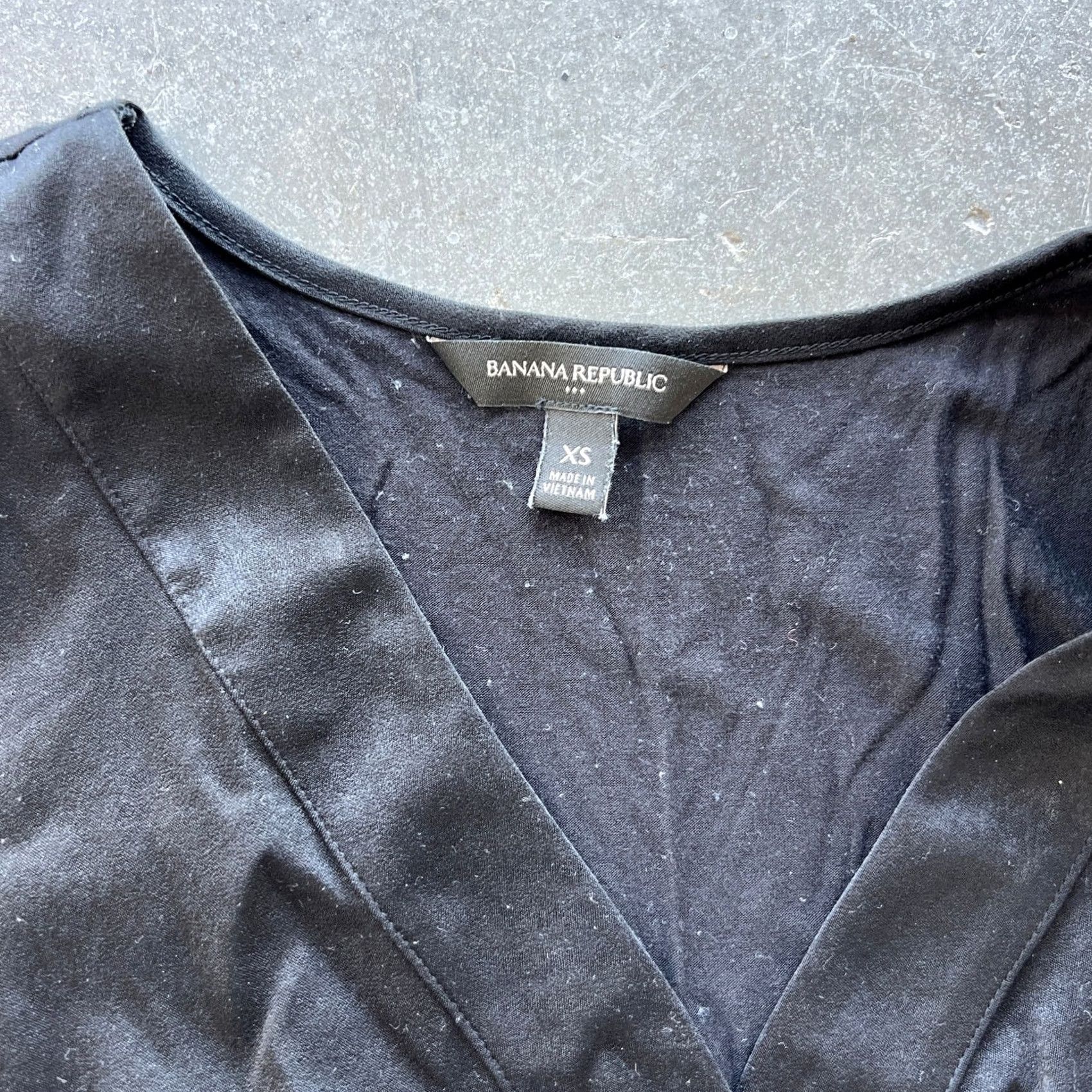 Banana Republic VINTAGE Banana Republic V-Neck Blouse Top Women's XS Black Asymmetric Hem Shirt Sleeveless Relaxed Short Sleeve? Size XS / US 0-2 / IT 36-38 - 3 Thumbnail
