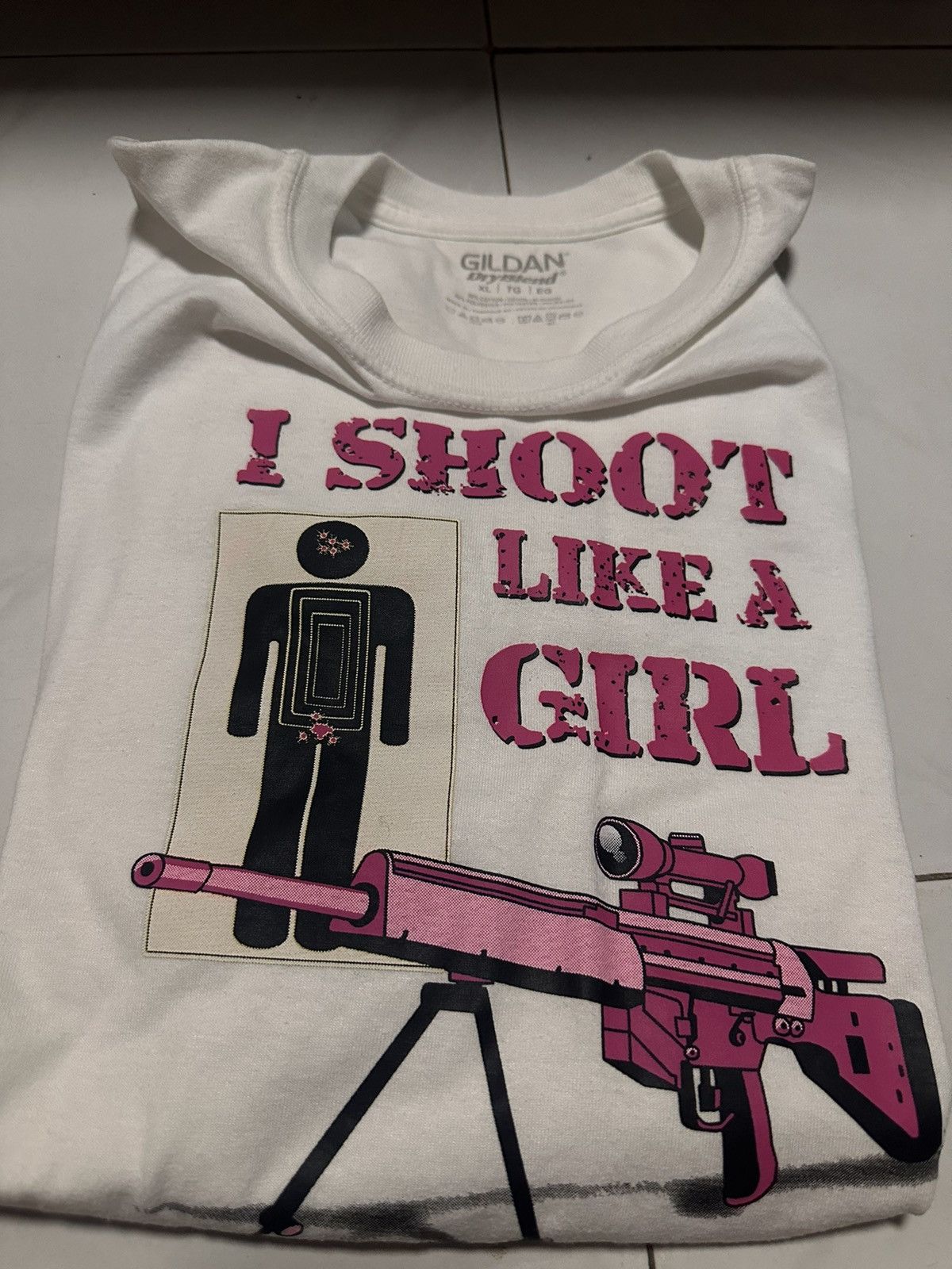 Gildan I shoot like a girl Size US XL / EU 56 / 4 - 2 Thumbnail