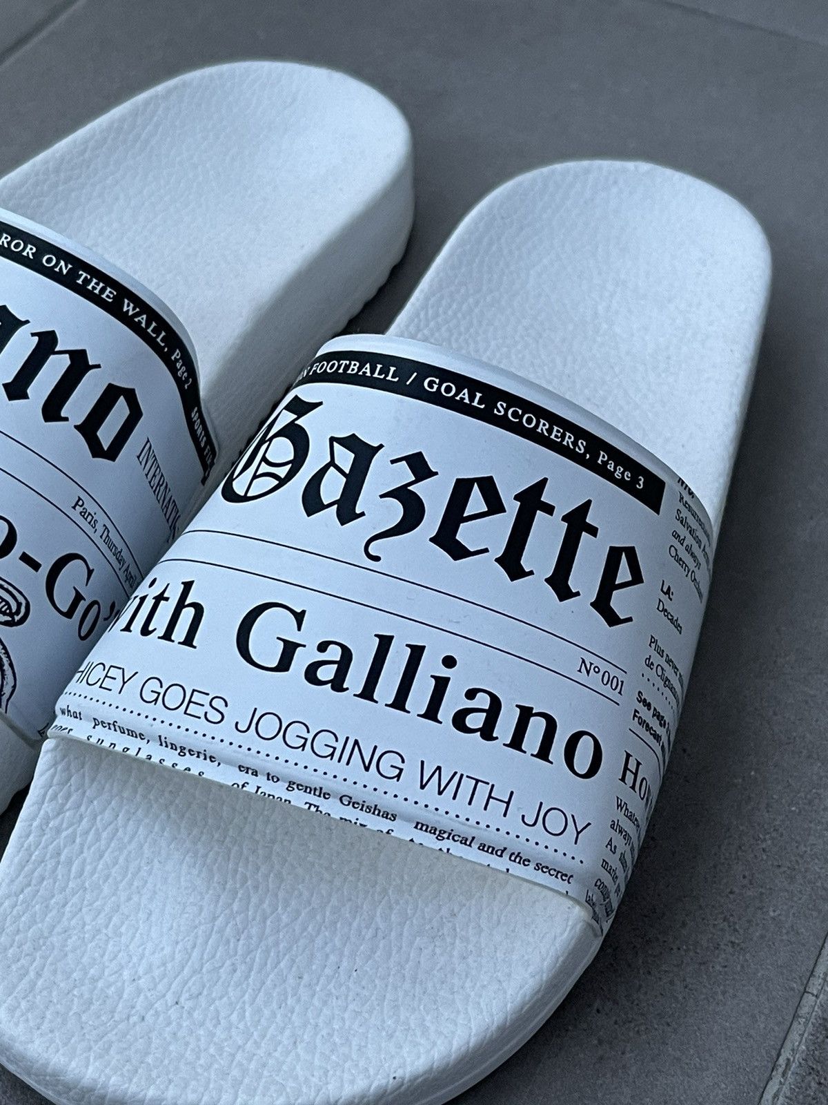 John Galliano !DS! SS22 Galliano Gazette Print White Slip Ons Size US 8 / EU 41 - 4 Thumbnail