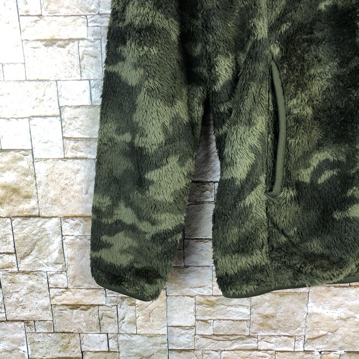Uniqlo Uniqlo japan Green Camo fleece Sweater #A523 Size US S / EU 44-46 / 1 - 7 Thumbnail