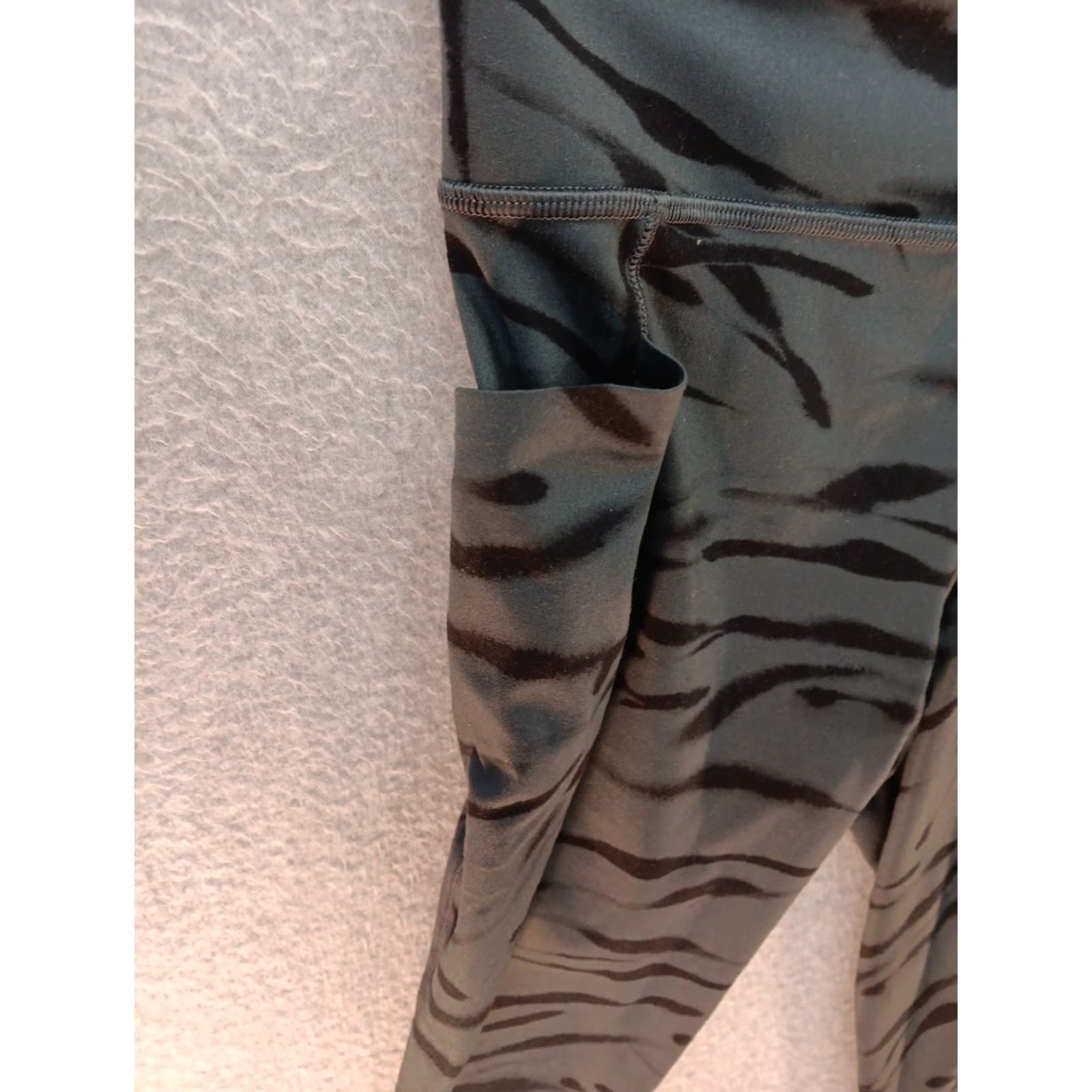 Athleta ATHLETA Women's Small Leggings Salutation Stash Pocket II Capri Crop Capri Crop Size 28" / US 6 / IT 42 - 6 Thumbnail