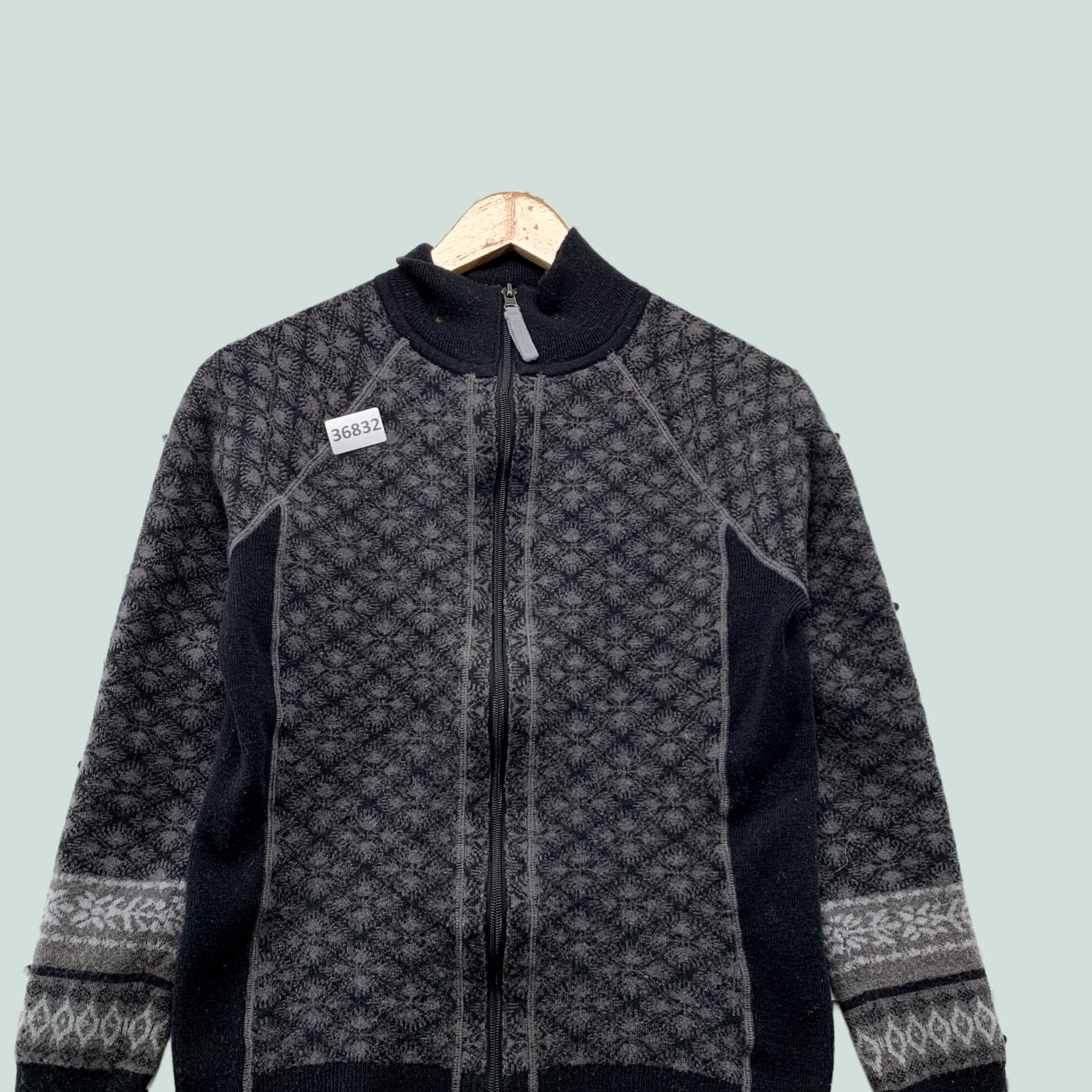 Athleta Athleta Wool Blend Sweater Womens Large Fits Like Medium Black Gray 17x24 Size L / US 10 / IT 46 - 1 Thumbnail