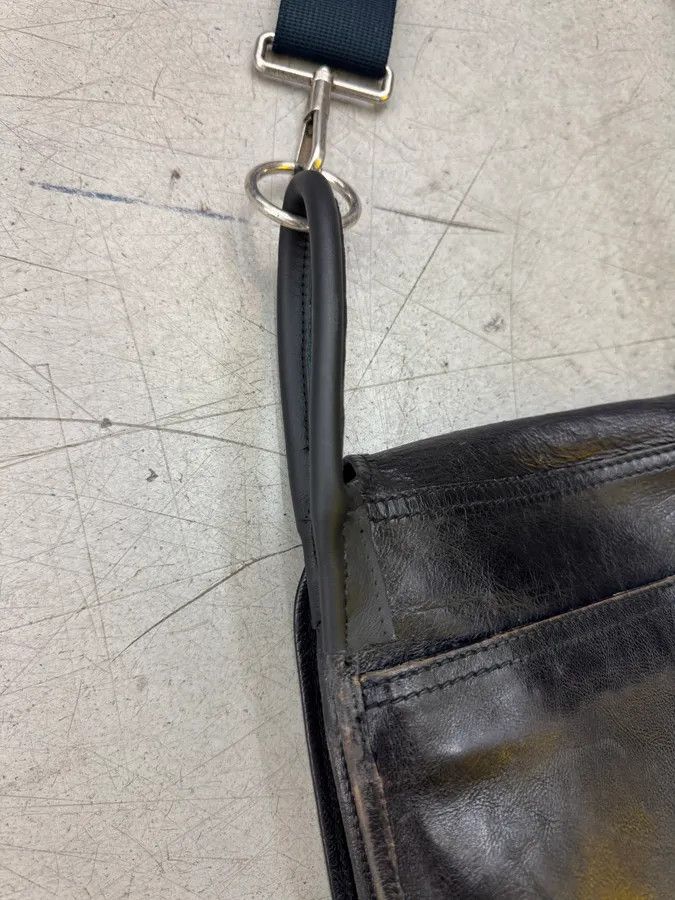Yves Saint Laurent 2000s Yves Saint Laurent Black Leather Shoulder Bag Size ONE SIZE - 4 Thumbnail