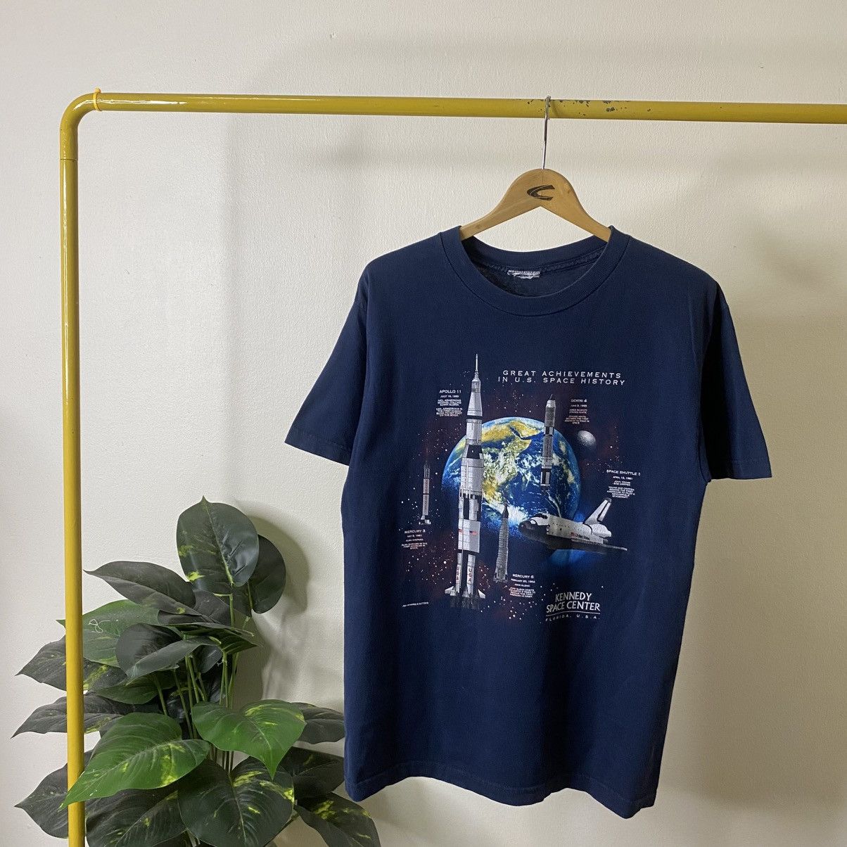 Vintage 1990s Kennedy Space Center NASA T Shirt Size US M / EU 48-50 / 2 - 1 Thumbnail