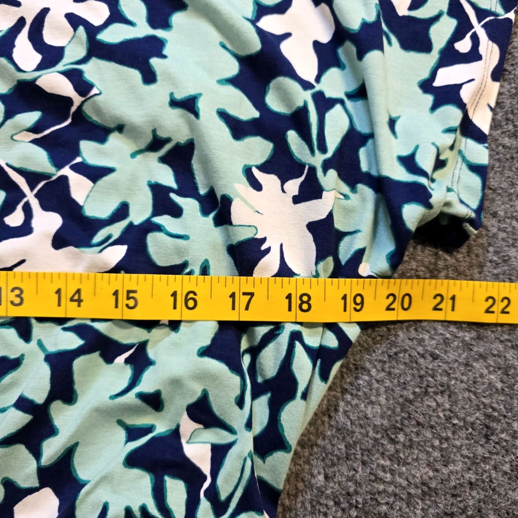 Vintage Chico's Top Blouse Womens Small Blue Floral Short Sleeve Boat Neck Casual Shirt Pullover Stretch Jersey Rayon Spandex Size S / US 4 / IT 40 - 6 Thumbnail