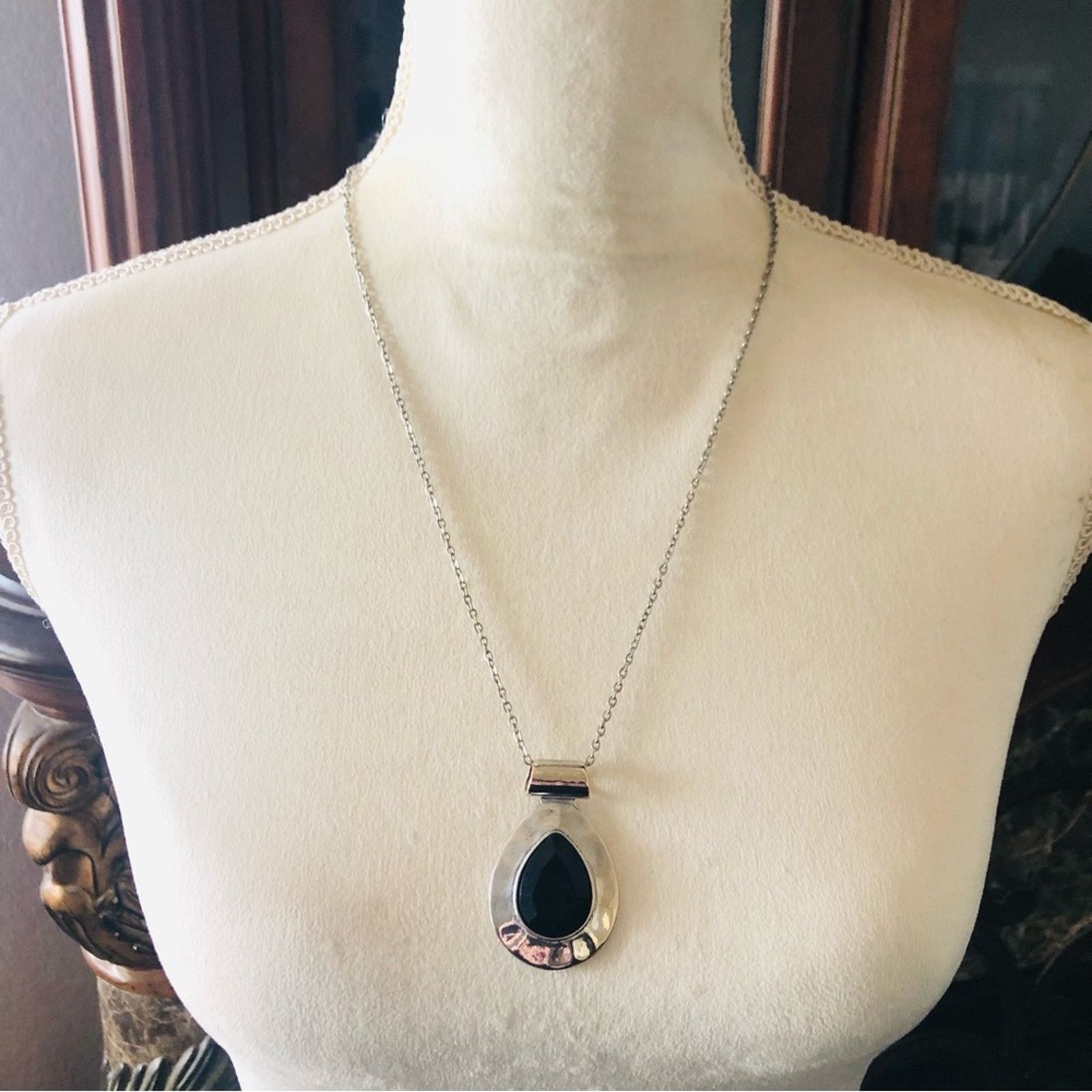 Vintage Vintage faceted black teardrop pendant on chain necklace Size ONE SIZE - 6 Thumbnail