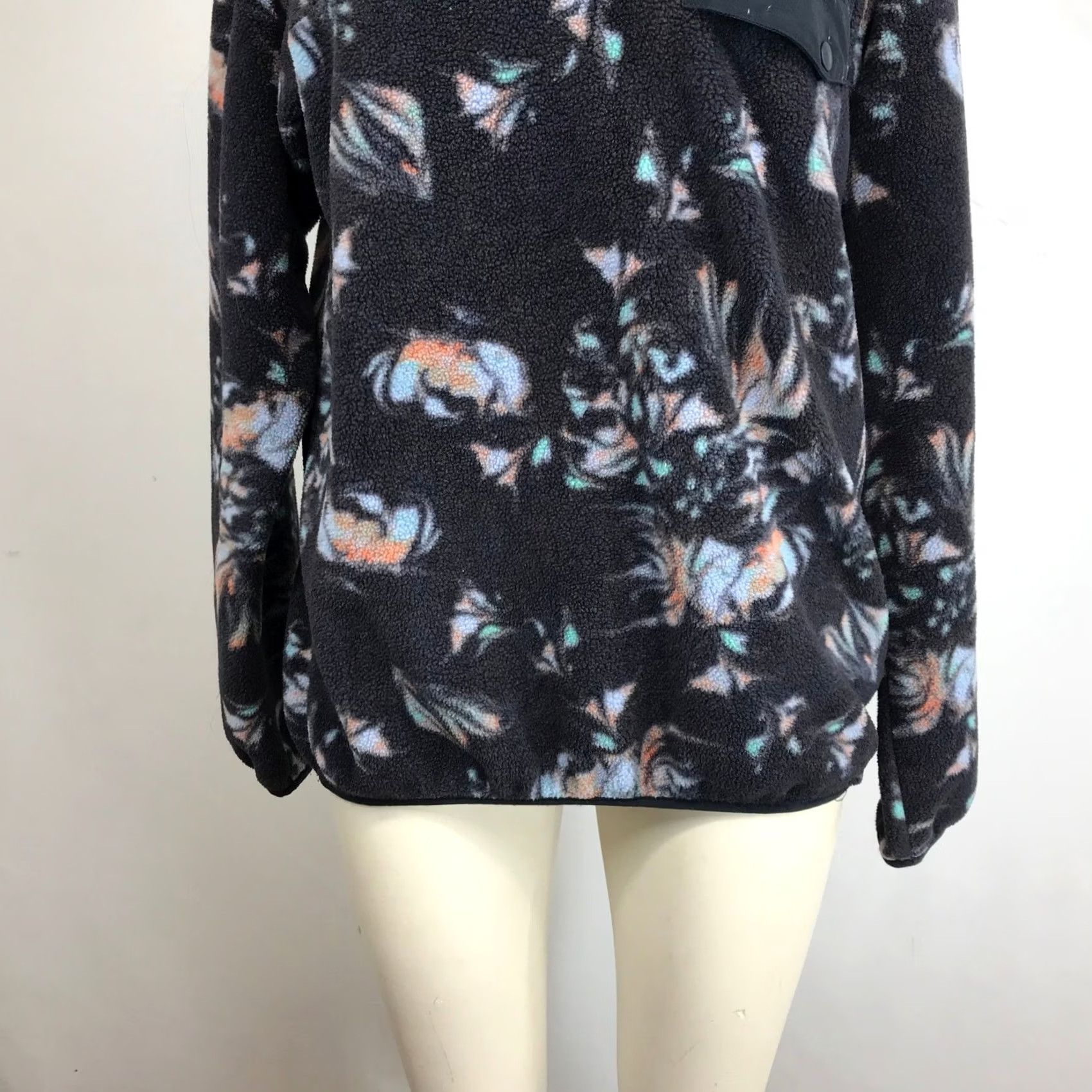 Patagonia Patagonia Fleece Pullover Floral Print Women's M Sweatshirt Long Sleeve 1/2 Zip Snap Pockets Charcoal Black Logo Patch Hanley Neck Size M / US 6-8 / IT 42-44 - 3 Thumbnail