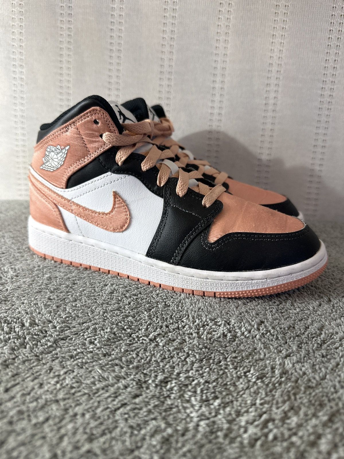 Jordan Brand Air Jordan(GS) 1 Mid 'White Light Madder Root Size US 6 / IT 36 - 1 Thumbnail