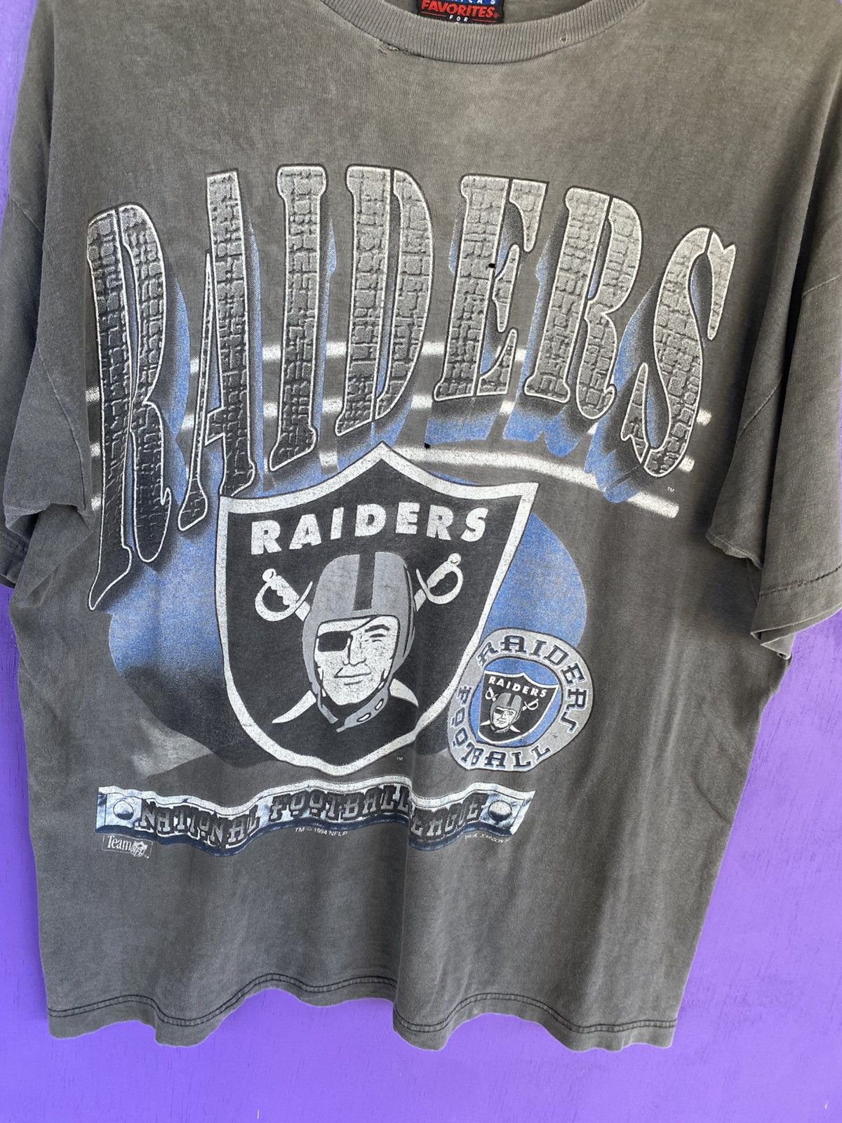 NFL Vintage 90s Magic Johnson Oakland raiders faded t-shirt Size US XL / EU 56 / 4 - 3 Thumbnail