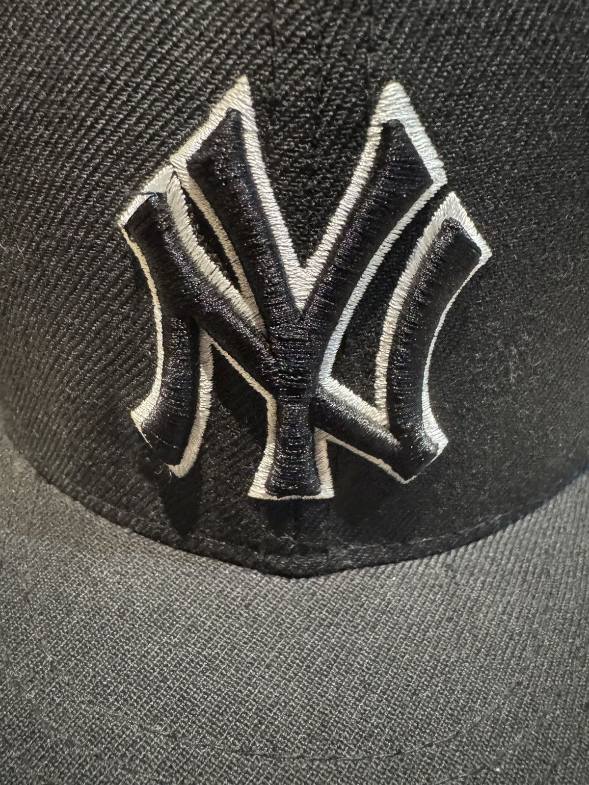 New York Yankees 2000s 7 3/4 Fitted Yankee Cap Black White Outline Size ONE SIZE - 4 Thumbnail