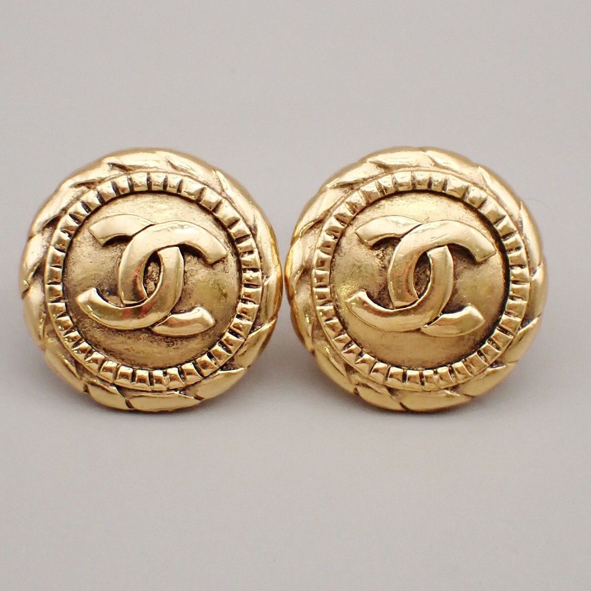 Chanel Chanel Vintage CC Round Clip-On Earrings Metal Size ONE SIZE - 1 Thumbnail