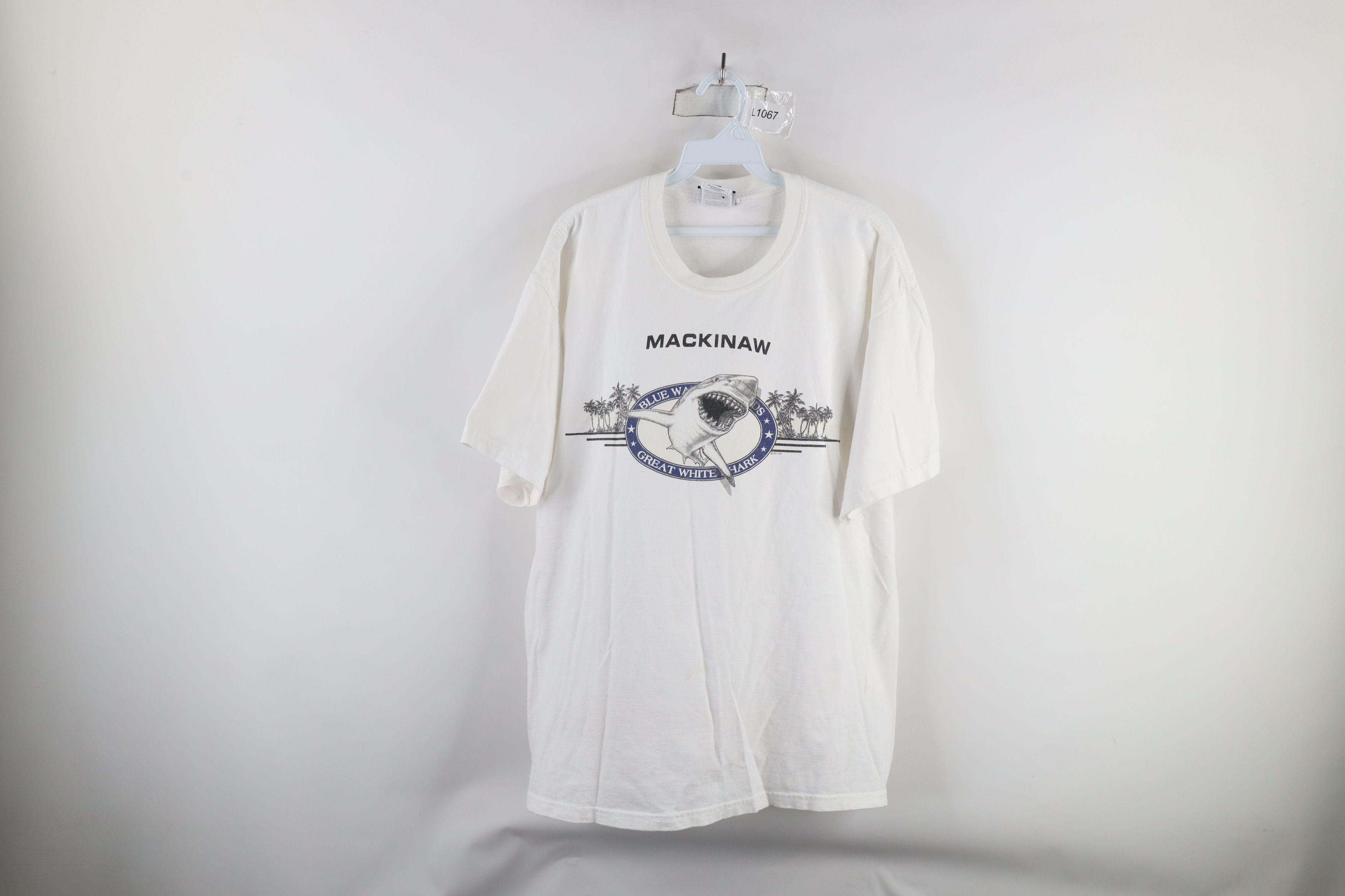 Vintage Vintage 90s Streetwear Mackinaw Great White Shark T-Shirt Size US XL / EU 56 / 4 - 1 Thumbnail