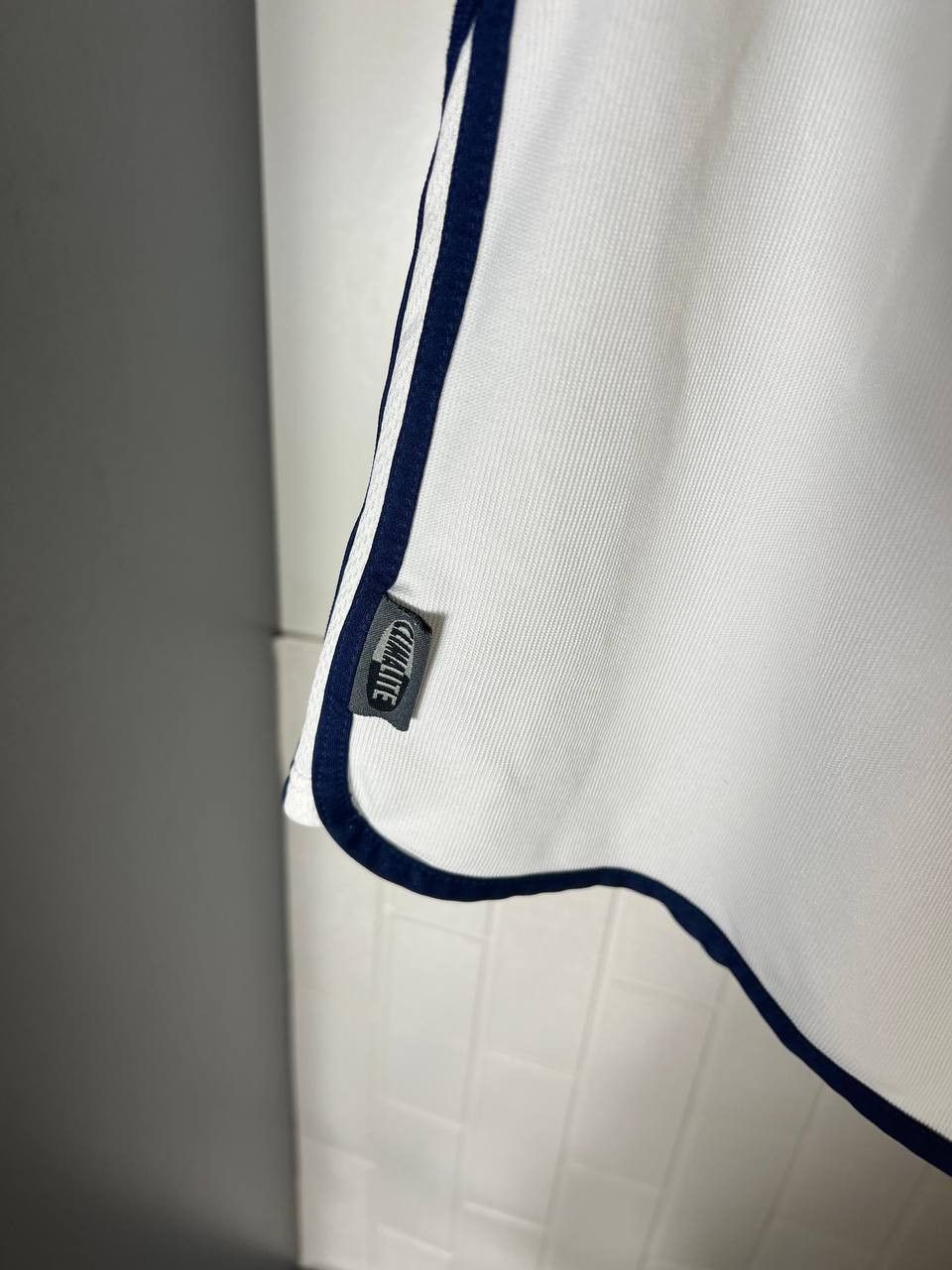 Adidas VINTAGE ADIDAS FC TOTTENHAM HOTSPUR ENGLAND SOCCER JERSEY Size US 31 - 7 Thumbnail