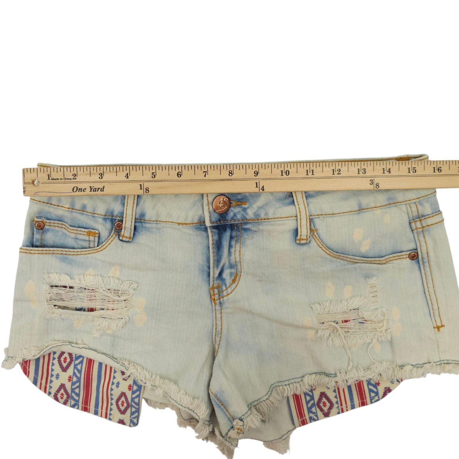 rue21 rue21 Denim Cutoff Shorts 7/8 Light Wash Distressed Aztec Bo Size 32" / US 10 / IT 46 - 3 Thumbnail