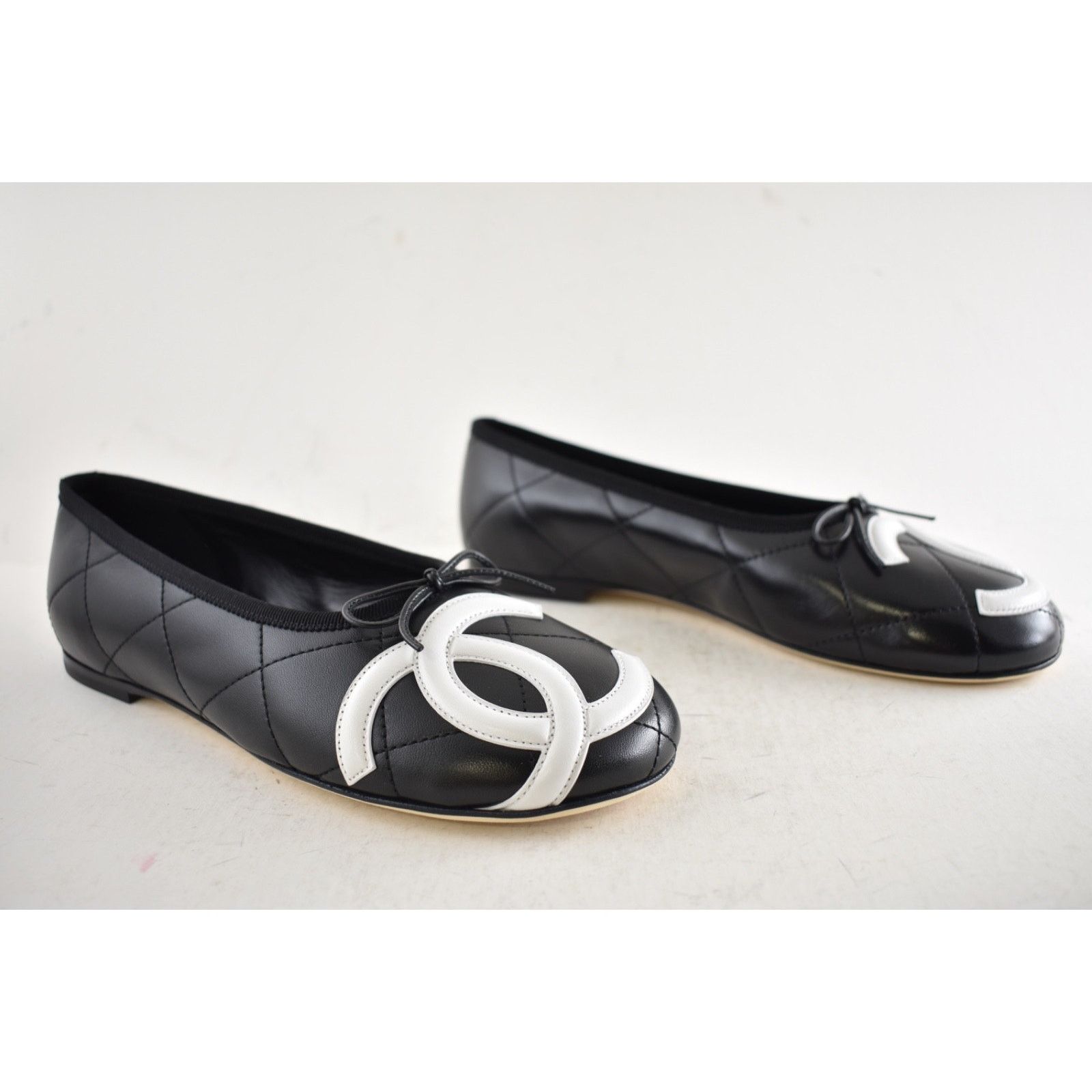 Chanel Chanel Coco Beach Cambon Black White CC XL Ballet Flat 38 Size US 8 / IT 38 - 4 Thumbnail