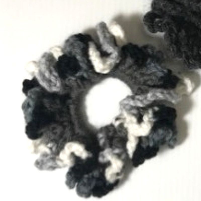 Handmade NWT Handmade Crocheted Scrunchie by Dawny Set of 3 Size ONE SIZE - 2 Thumbnail