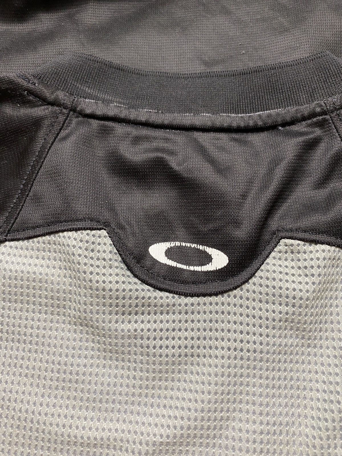 Oakley Oakley black longsleeve central logo sport gorpcore Size US L / EU 52-54 / 3 - 4 Thumbnail