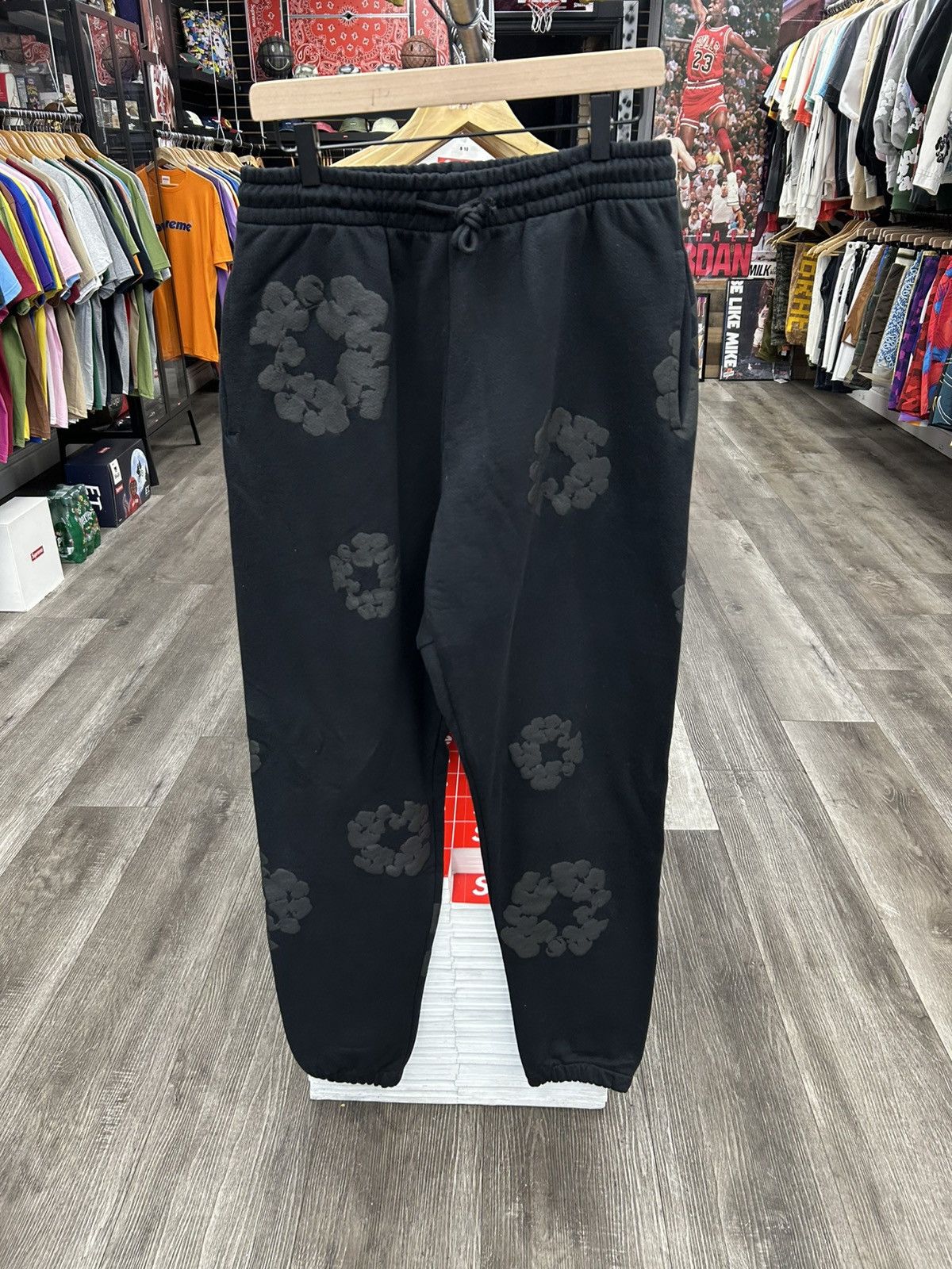 DENIM TEARS Denim Tears Mono Cotton Wreath Sweatpants Size US 32 / EU 48 - 1 Thumbnail