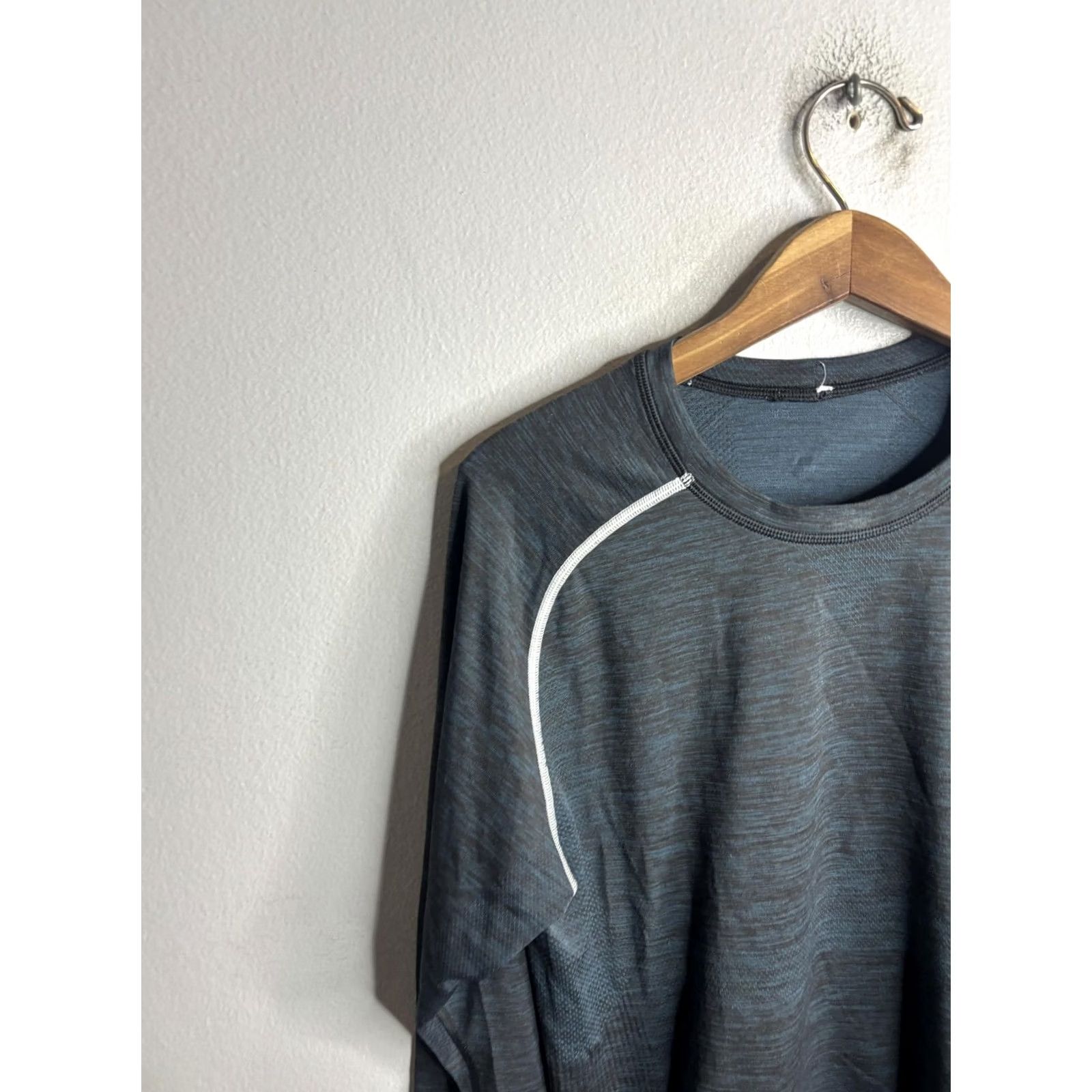 Lululemon Lululemon Shirt Mens Large Blue Long Sleeve Crewneck Raglan Athletic Performance Size US L / EU 52-54 / 3 - 2 Thumbnail