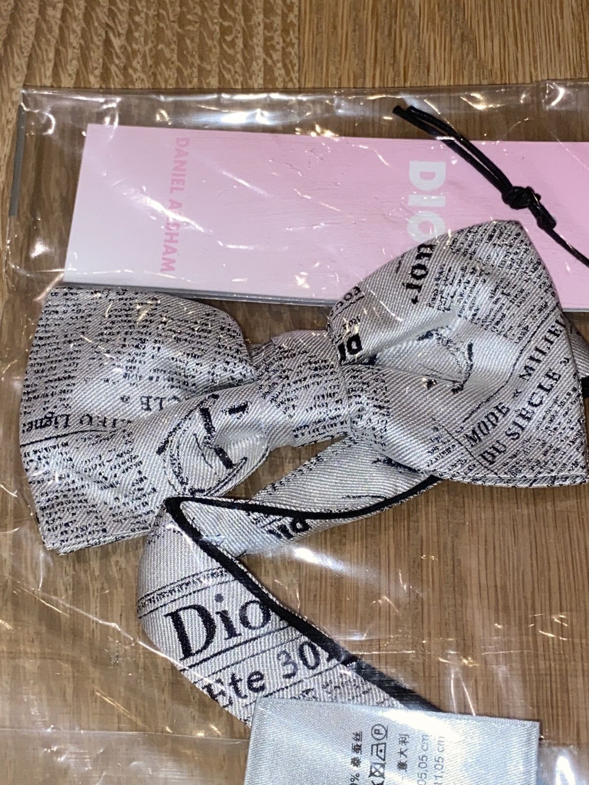 Daniel Arsham × Dior Daniel Arsham x Dior Bowtie Newspaper Size ONE SIZE - 3 Thumbnail