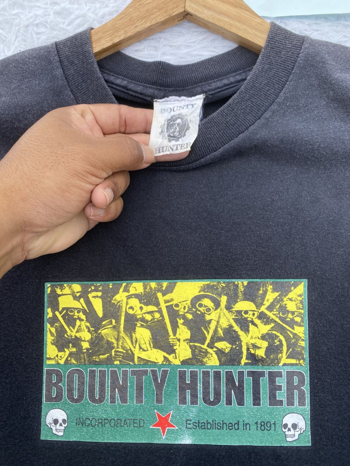 Bounty Hunter Rare Vtg 90s Bounty Hunter Army Wear Gas Mask Skulls Tshirt Size US S / EU 44-46 / 1 - 1 Thumbnail