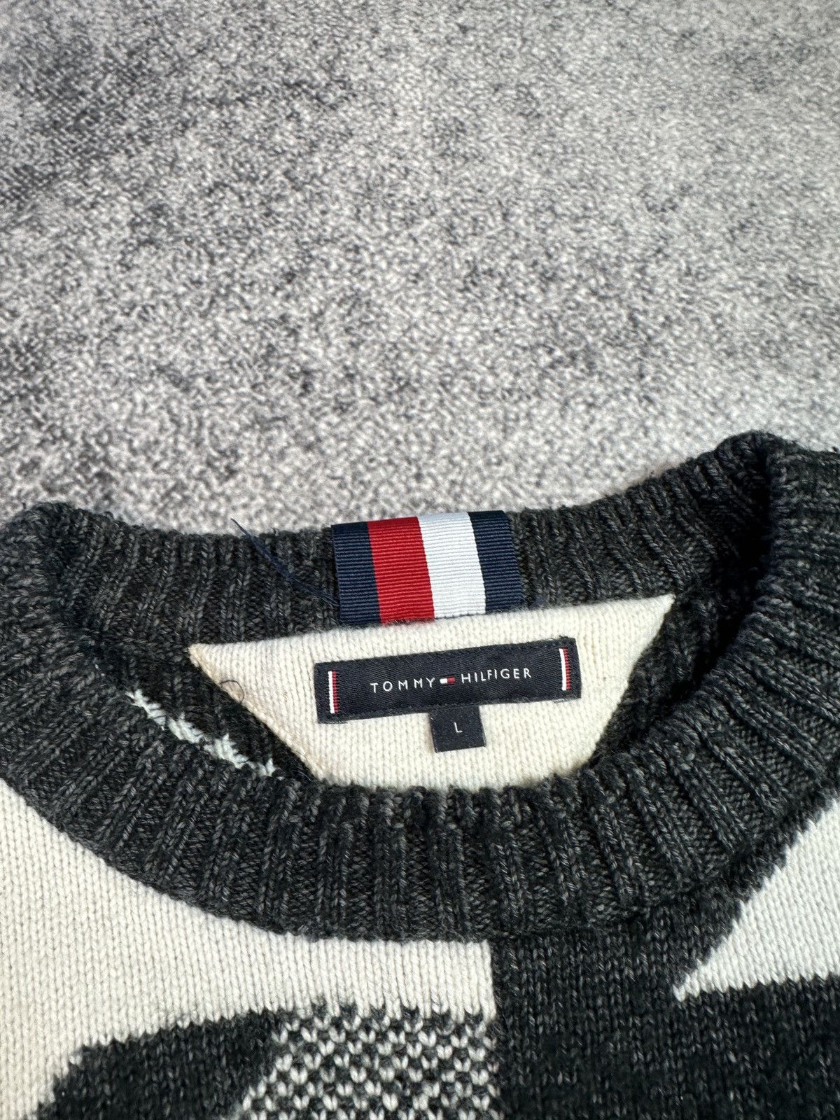 Tommy Hilfiger Y2K Tommy Hilfiger Logo Sweater Avant Garde Style Rare L USA Size US L / EU 52-54 / 3 - 3 Thumbnail