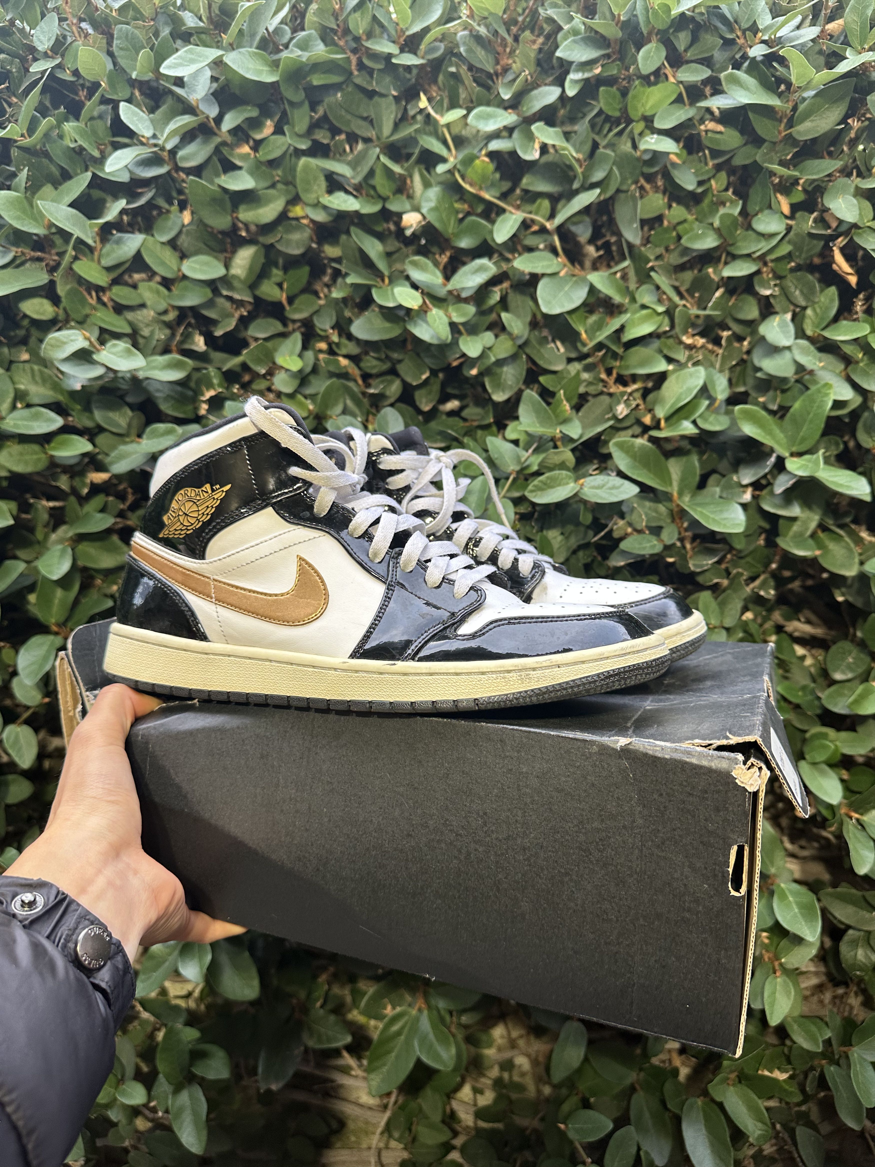 Jordan Brand Jordan 1 Patent Black White Gold Mid Men 10.5 Size US 10.5 / EU 43-44 - 5 Thumbnail
