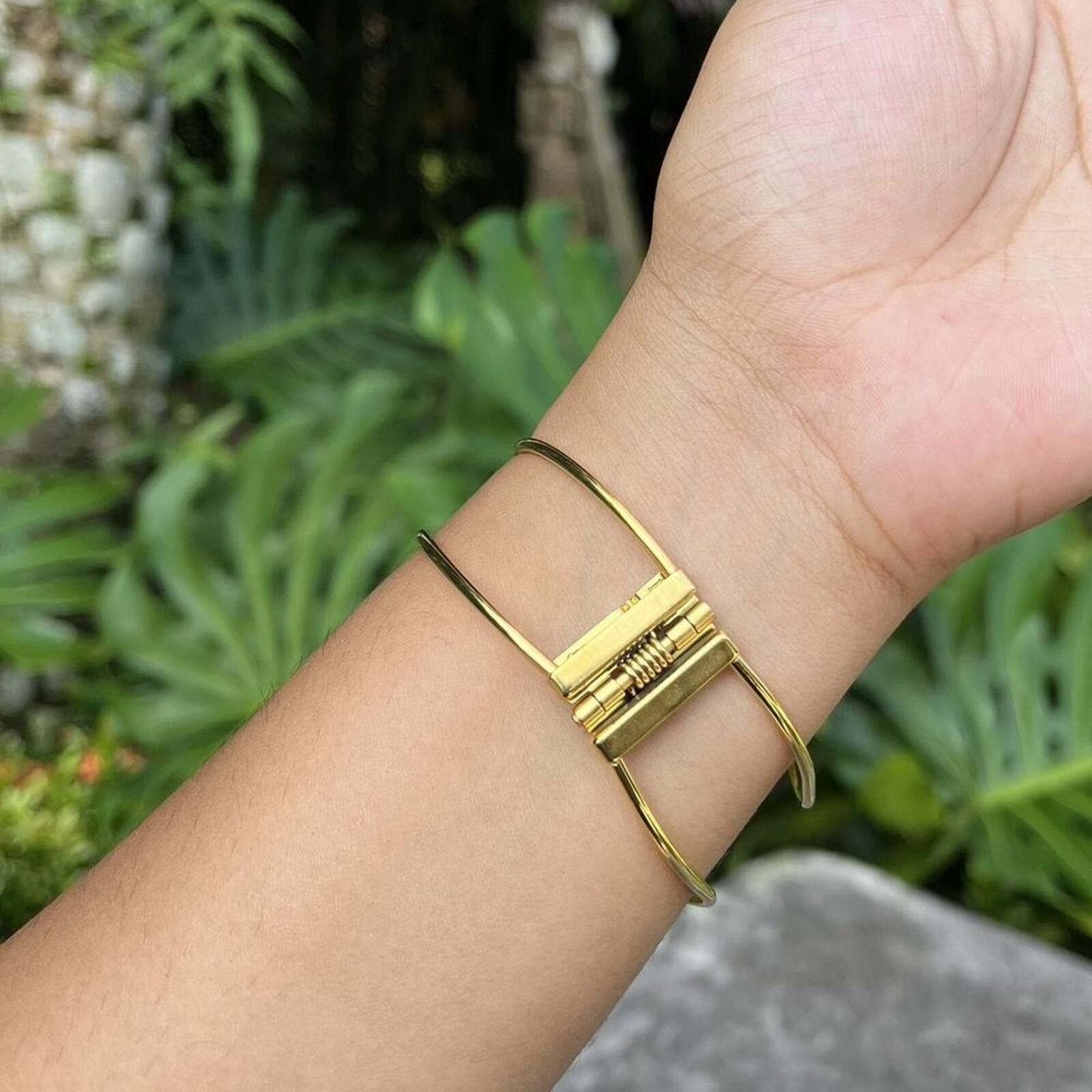 Other Gold plated mother of pearl leaf shaped bangle bracelet Size ONE SIZE - 2 Thumbnail