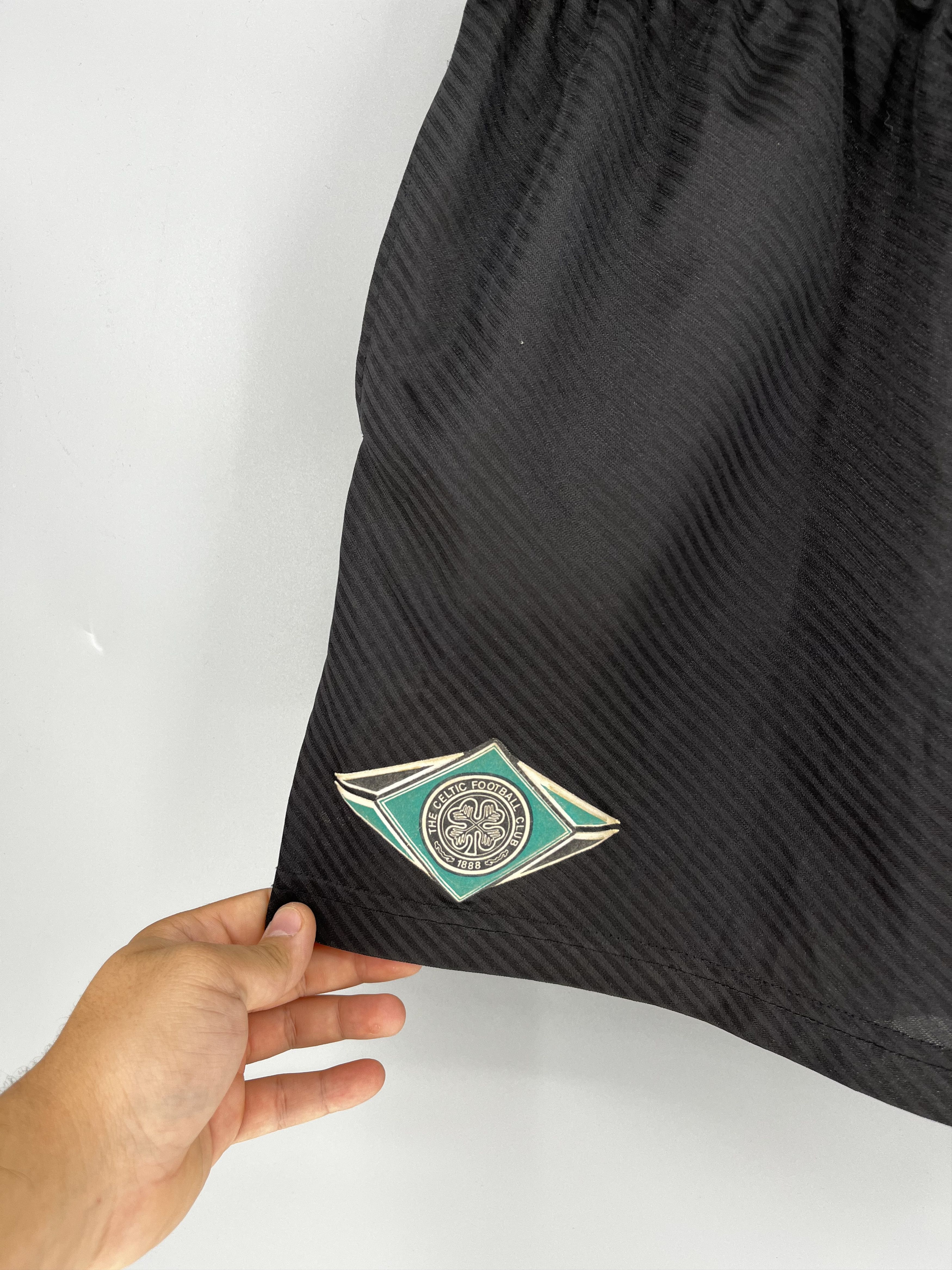 Umbro CELTIC 90s TRAINING FOOTBALL SOCCER SHORTS UMBRO Size US 34 / EU 50 - 4 Thumbnail