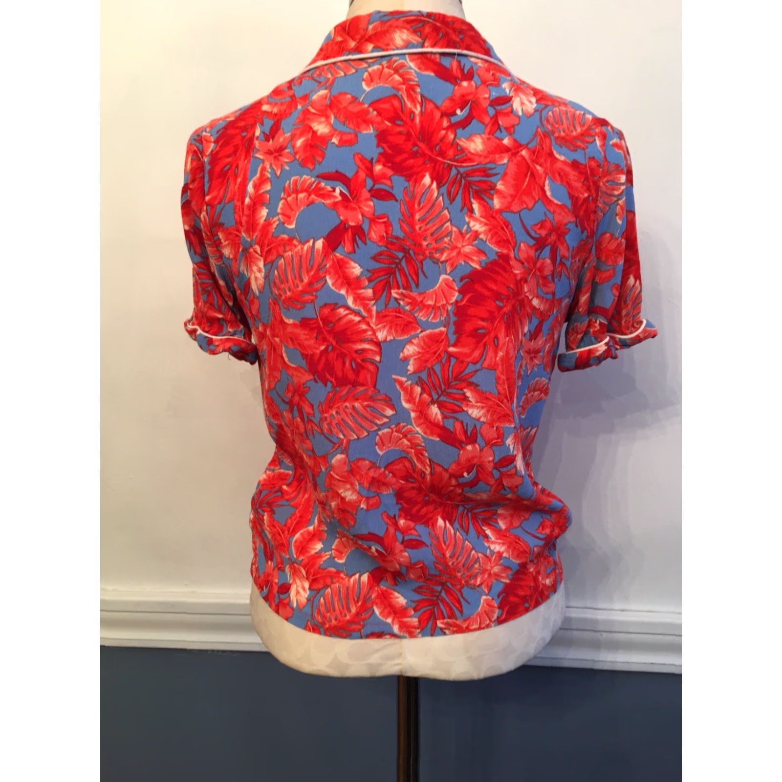 Forever 21 FOREVER 21 Shirt Adult Medium Red Hawaiian PJ Style Short Sleeve Button-Up Shirt Women’s 90s Modern Pattern: Hawaiian Decade: 90s Mens / Womens Size M / US 6-8 / IT 42-44 - 4 Thumbnail